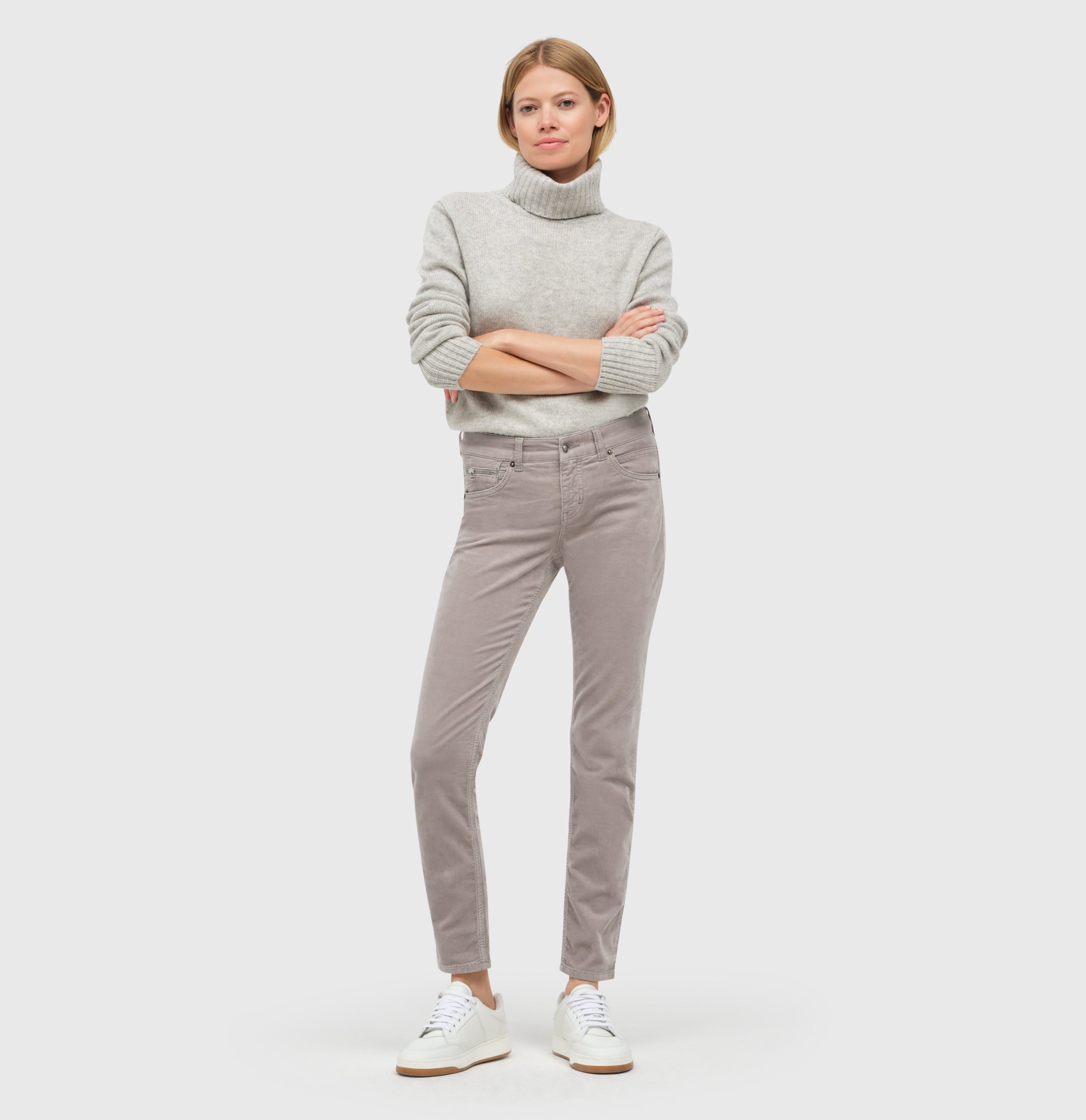 Slim cut trousers made of brilliantly coloured baby corduroy. | SLIM | light ash grey PPT | Full-body of model