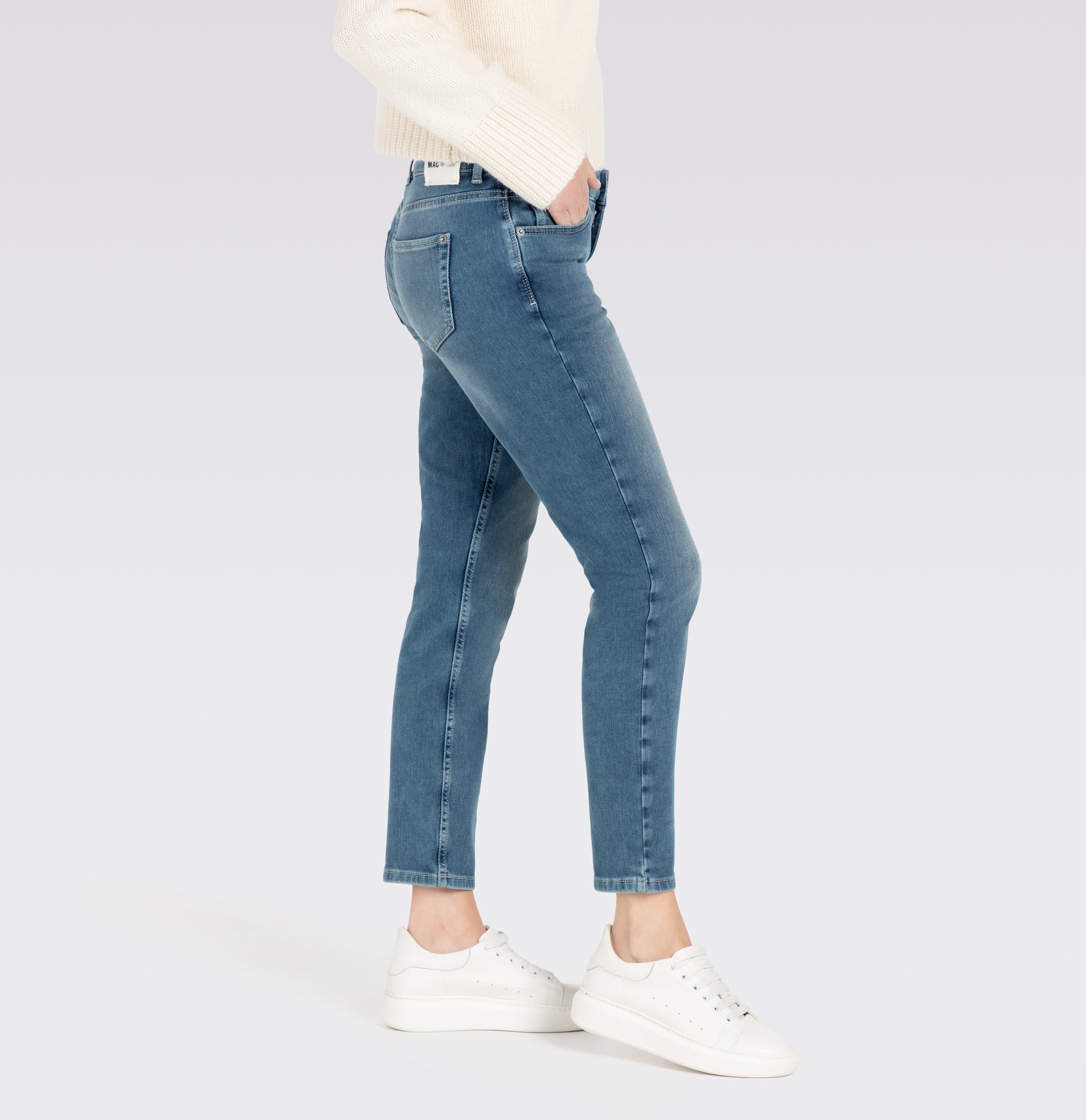 Slim thermal jeans jeans with zip detail. | SLIM | mid blue authentic | Detailed view 2 of model