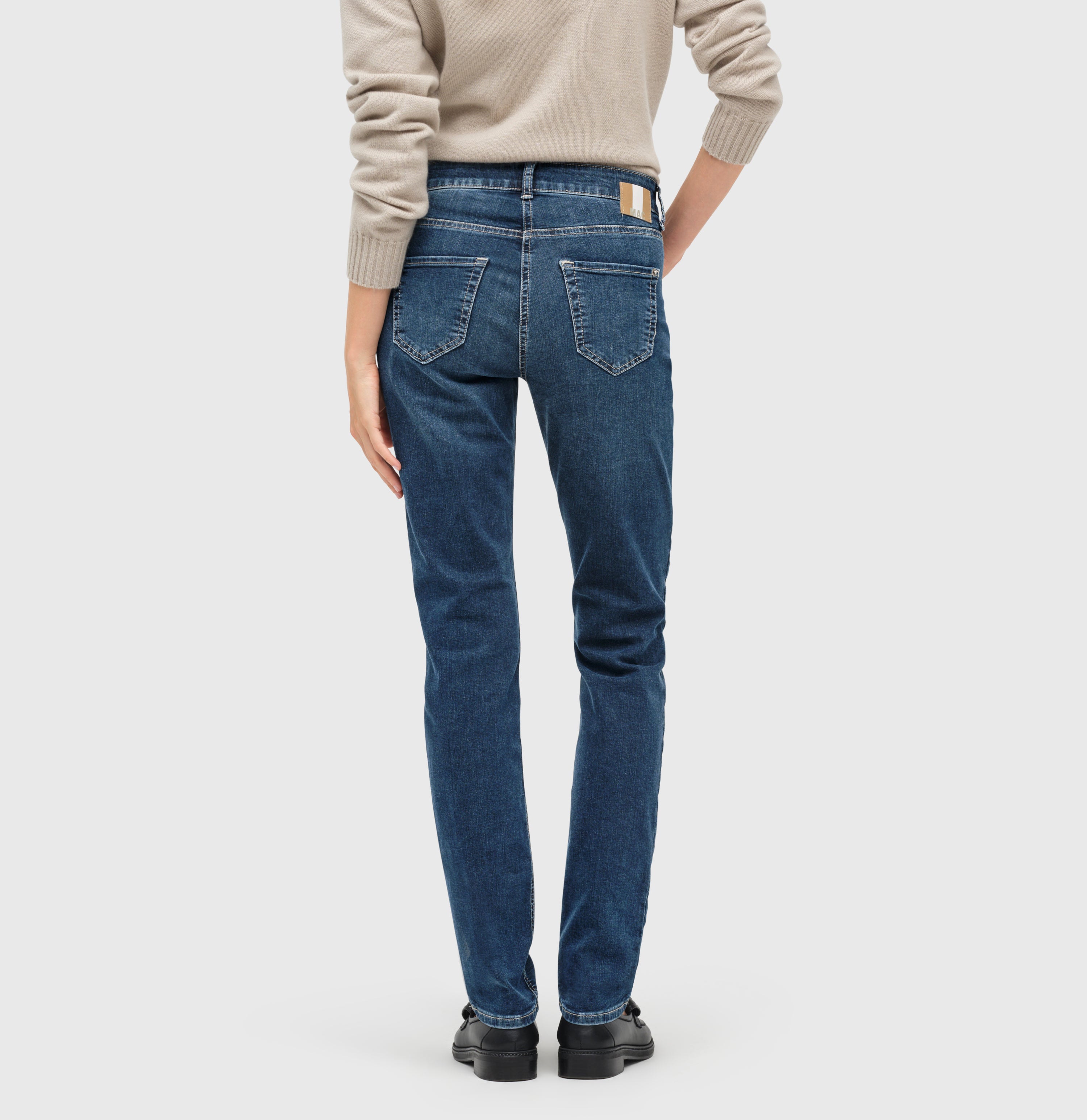 Slim, comfortable jeans with zip detail. | SLIM | new basic wash | Back view of model