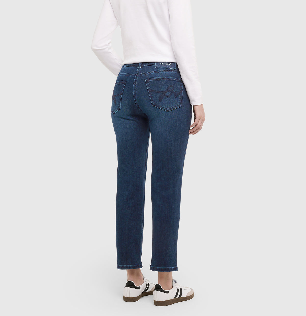  | CARRIE straight | deep dark wash | Back view of model