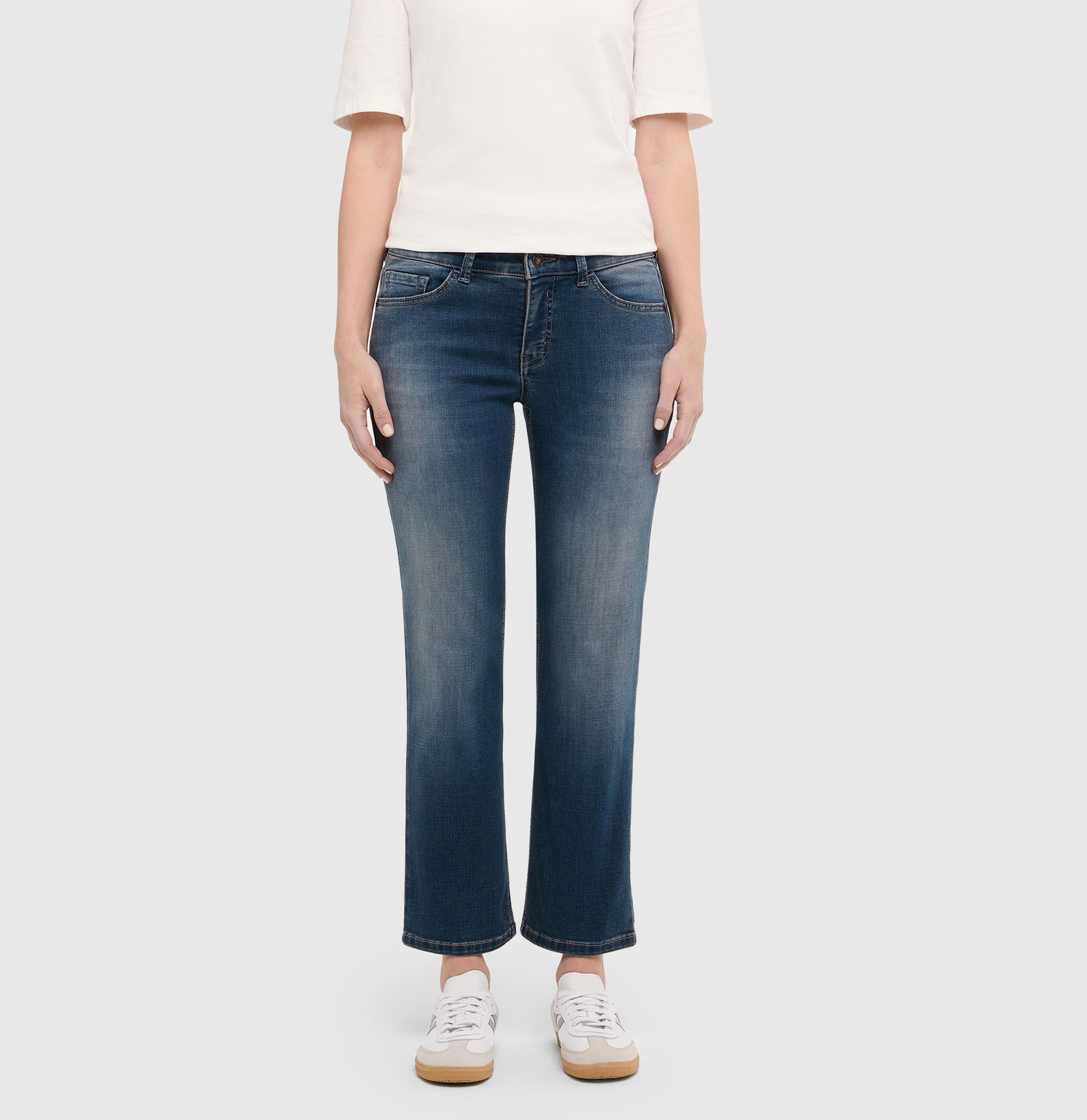 Slim fit made from light denim. | CARRIE straight | stormy midblue brown | Front view of model