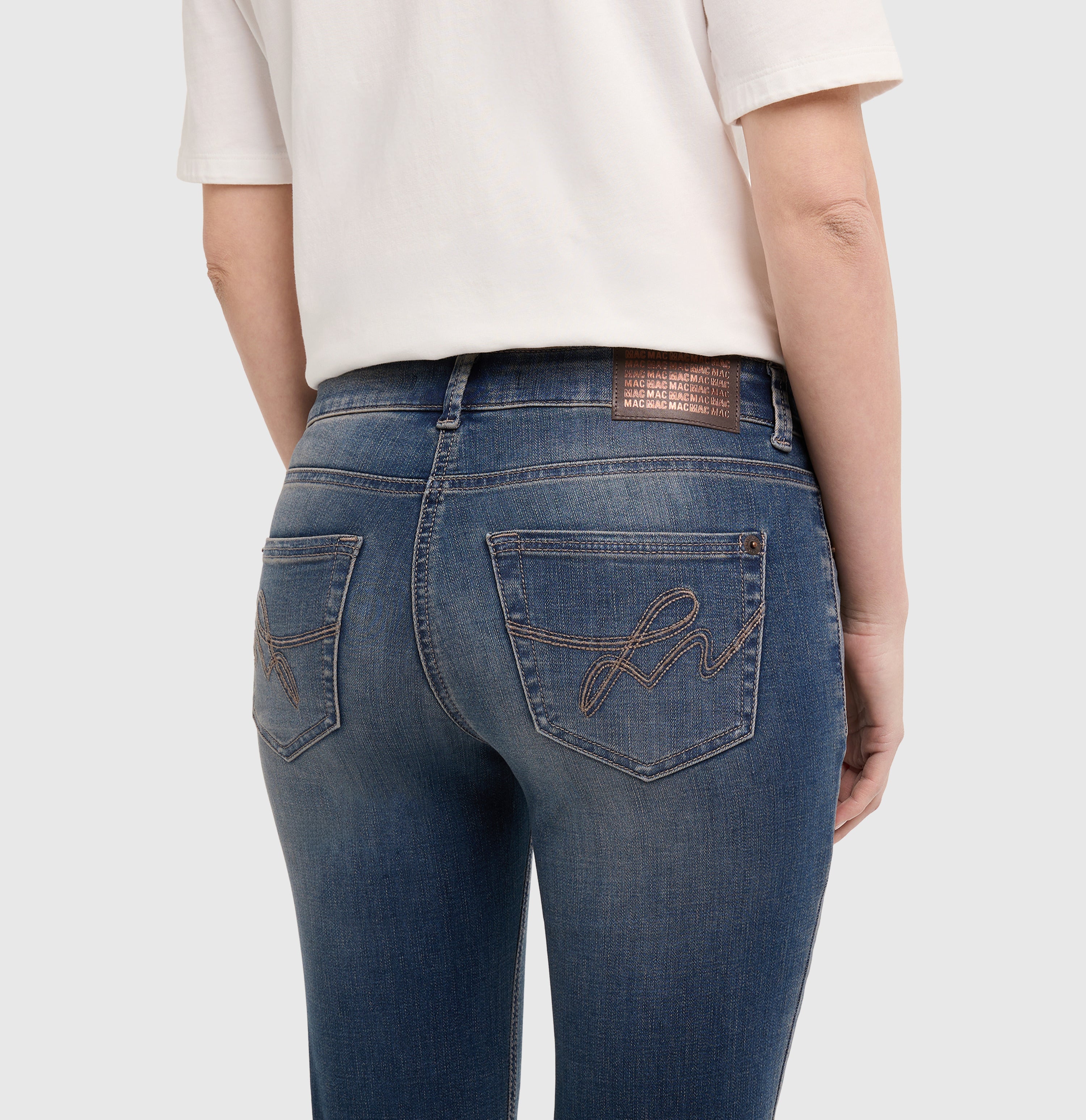 Slim fit made from light denim. | CARRIE straight | stormy midblue brown | Detailed view 2 of model