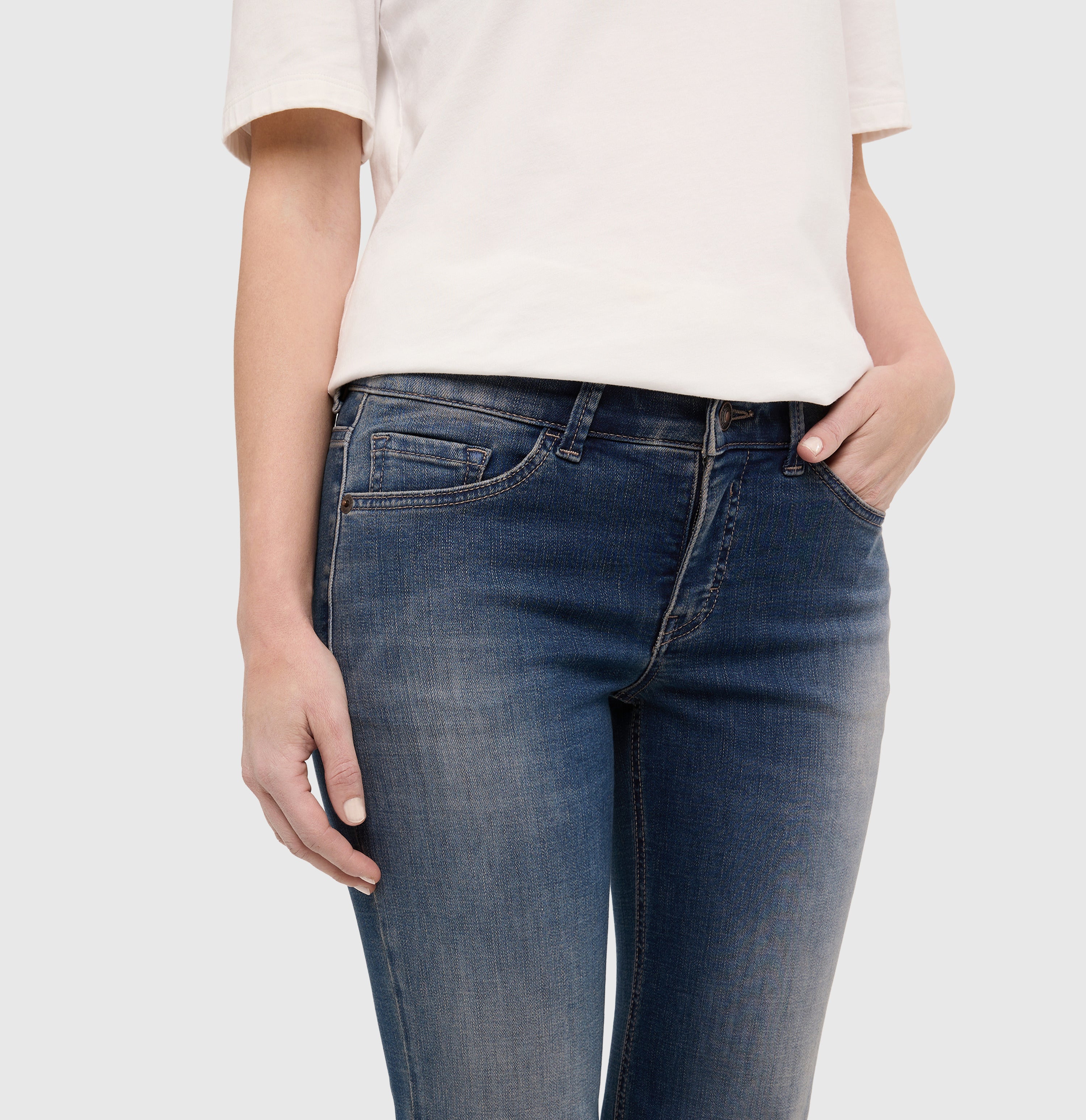 Slim fit made from light denim. | CARRIE straight | stormy midblue brown | Detailed view 3 of model