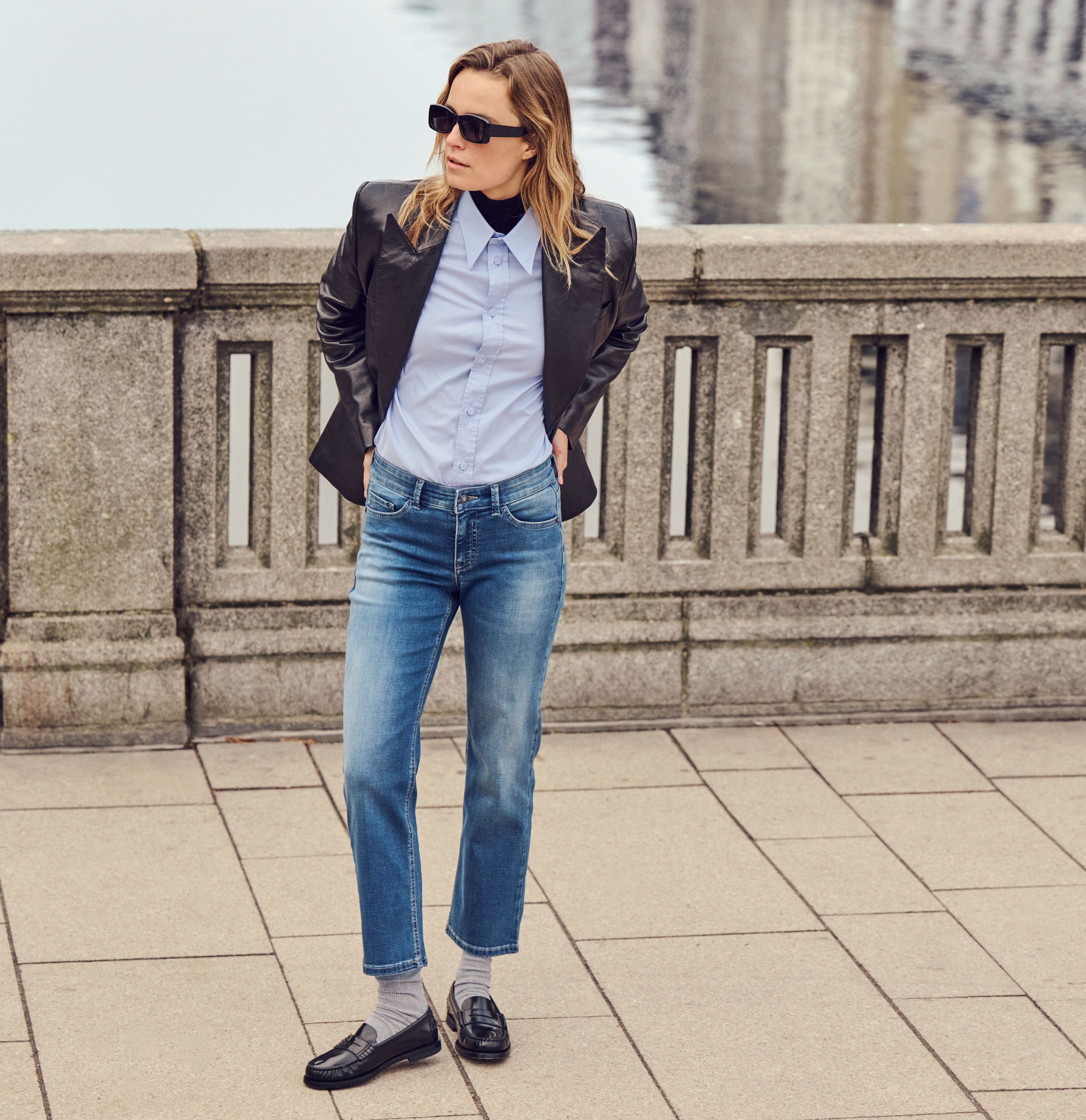 Slim fit made from light denim. | CARRIE straight | stormy midblue brown | Campaign image 3
