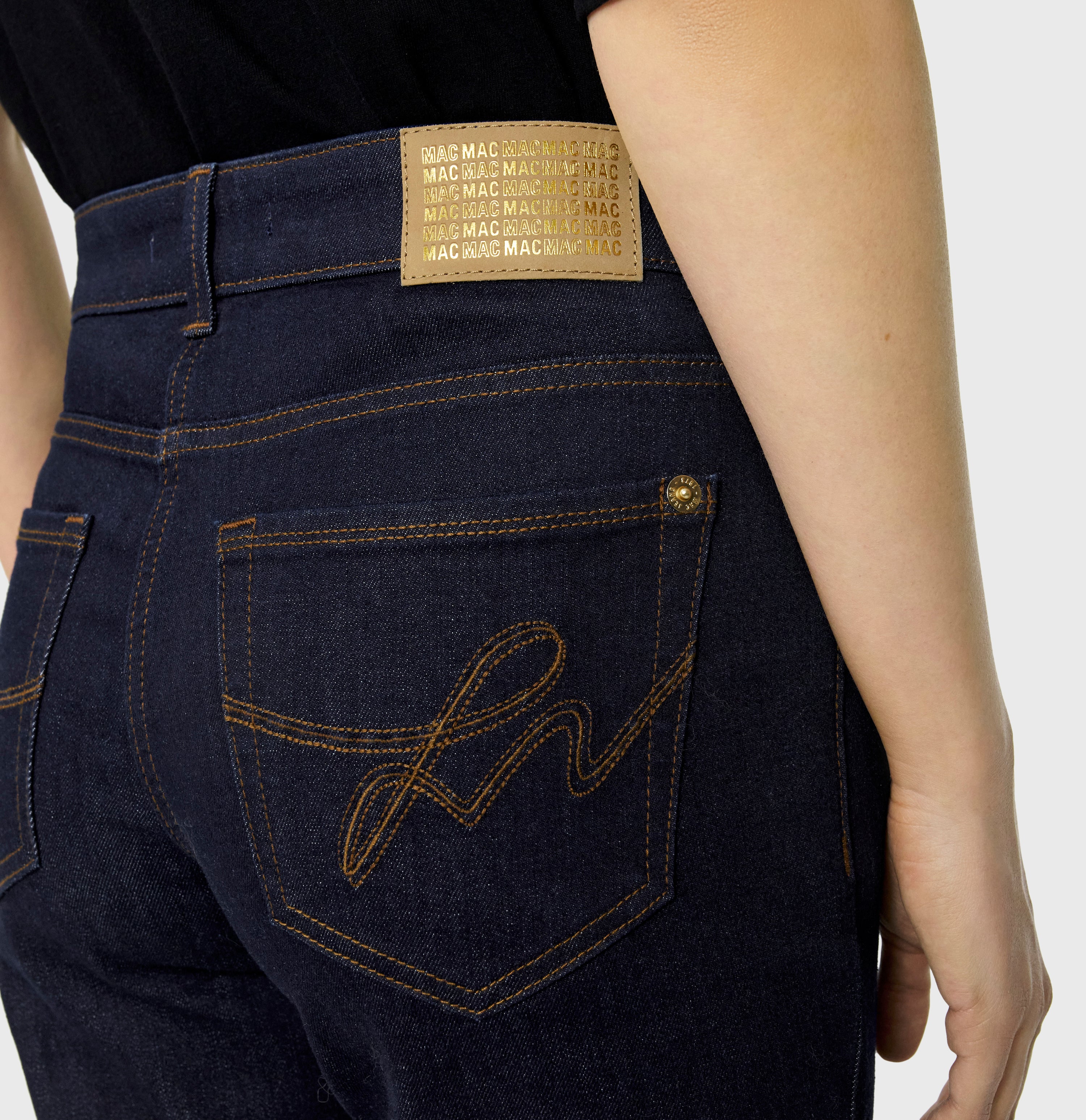 Slim fit made from light denim. | CARRIE straight | fashion rinsed | Detailed view 2 of model