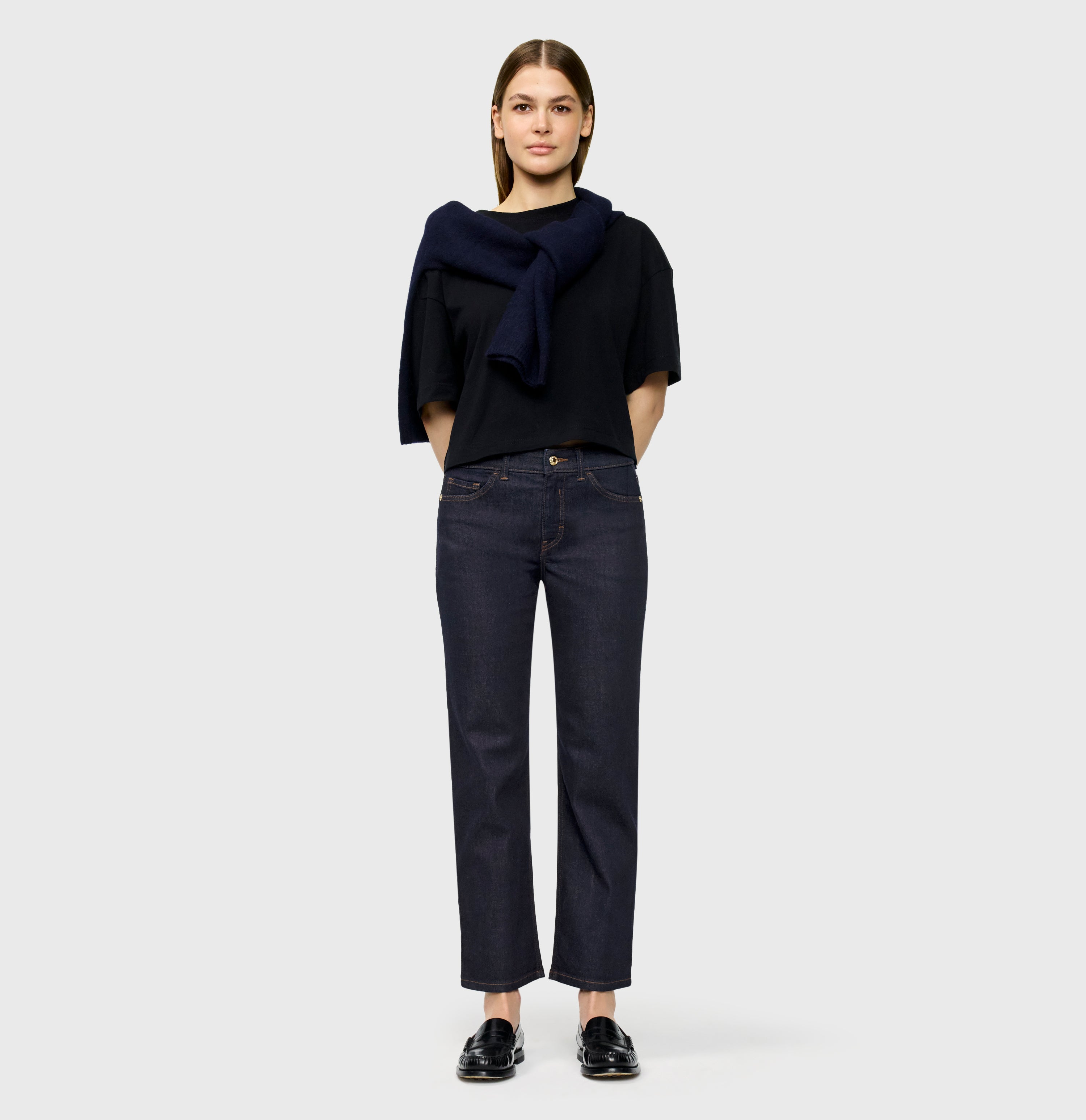 Slim fit made from light denim. | CARRIE straight | fashion rinsed | Full-body of model