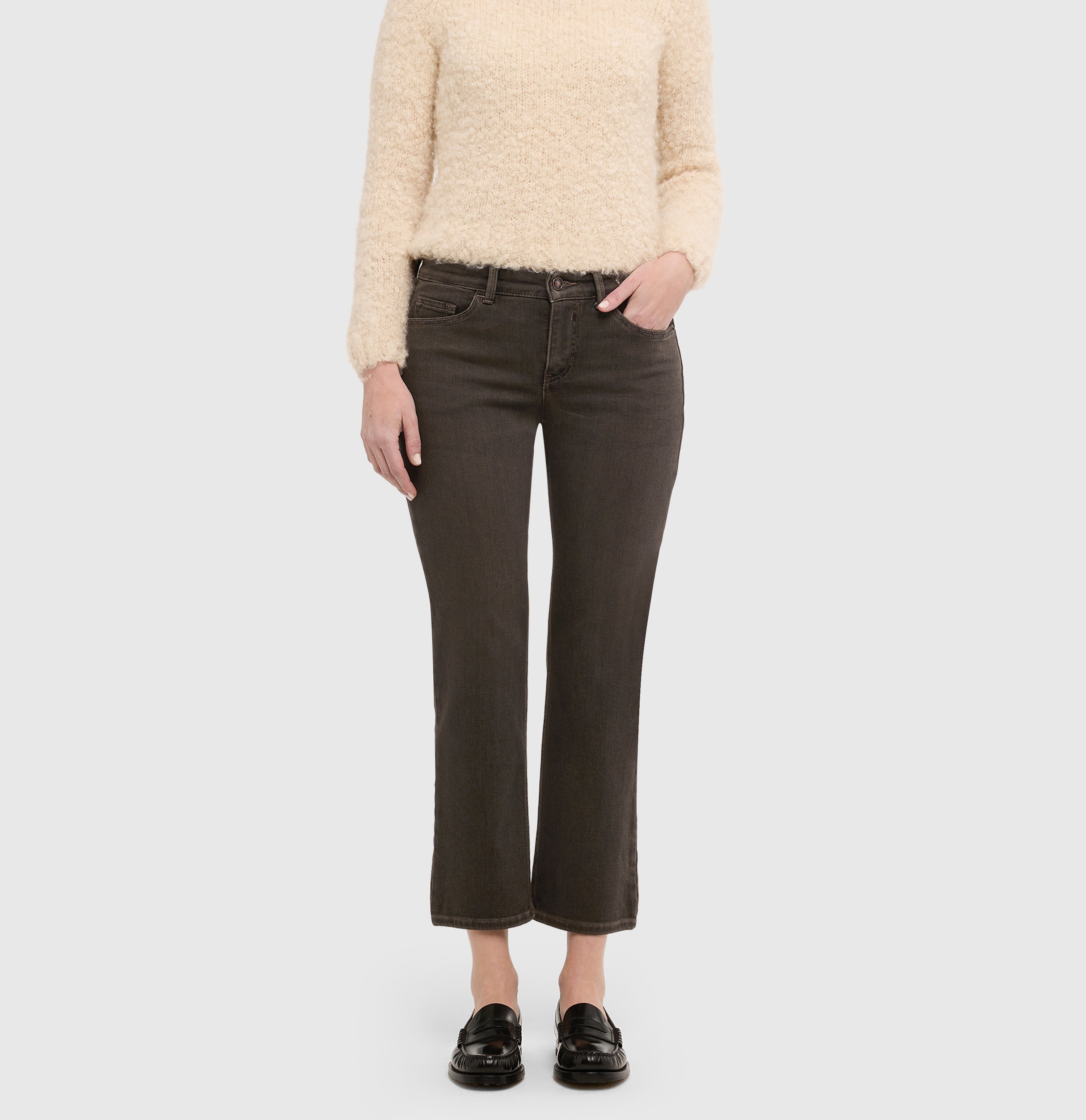 Slim fit made from light denim. | CARRIE straight | anthra black wash | Front view of model