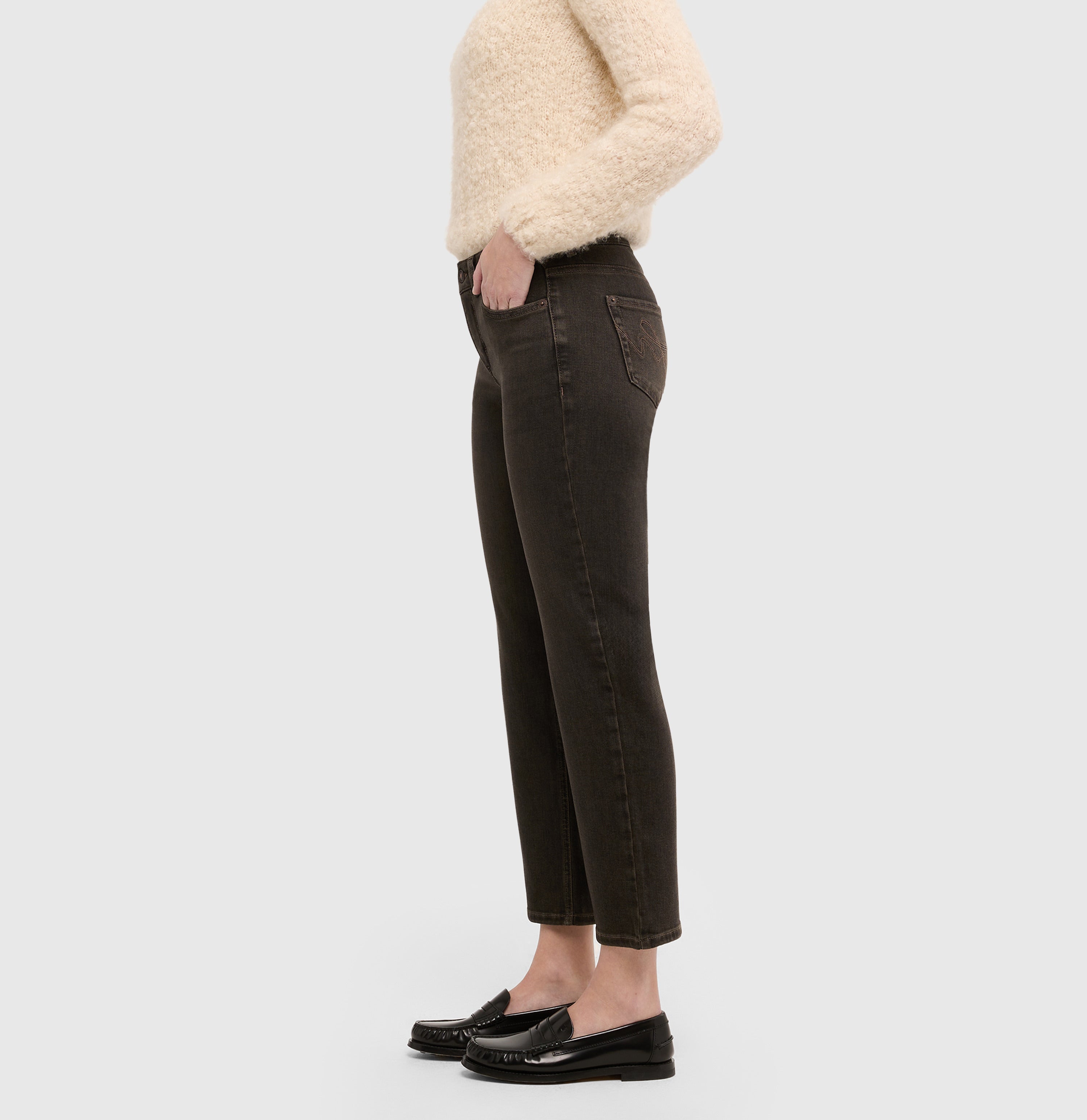 Slim fit made from light denim. | CARRIE straight | anthra black wash | Side view of model