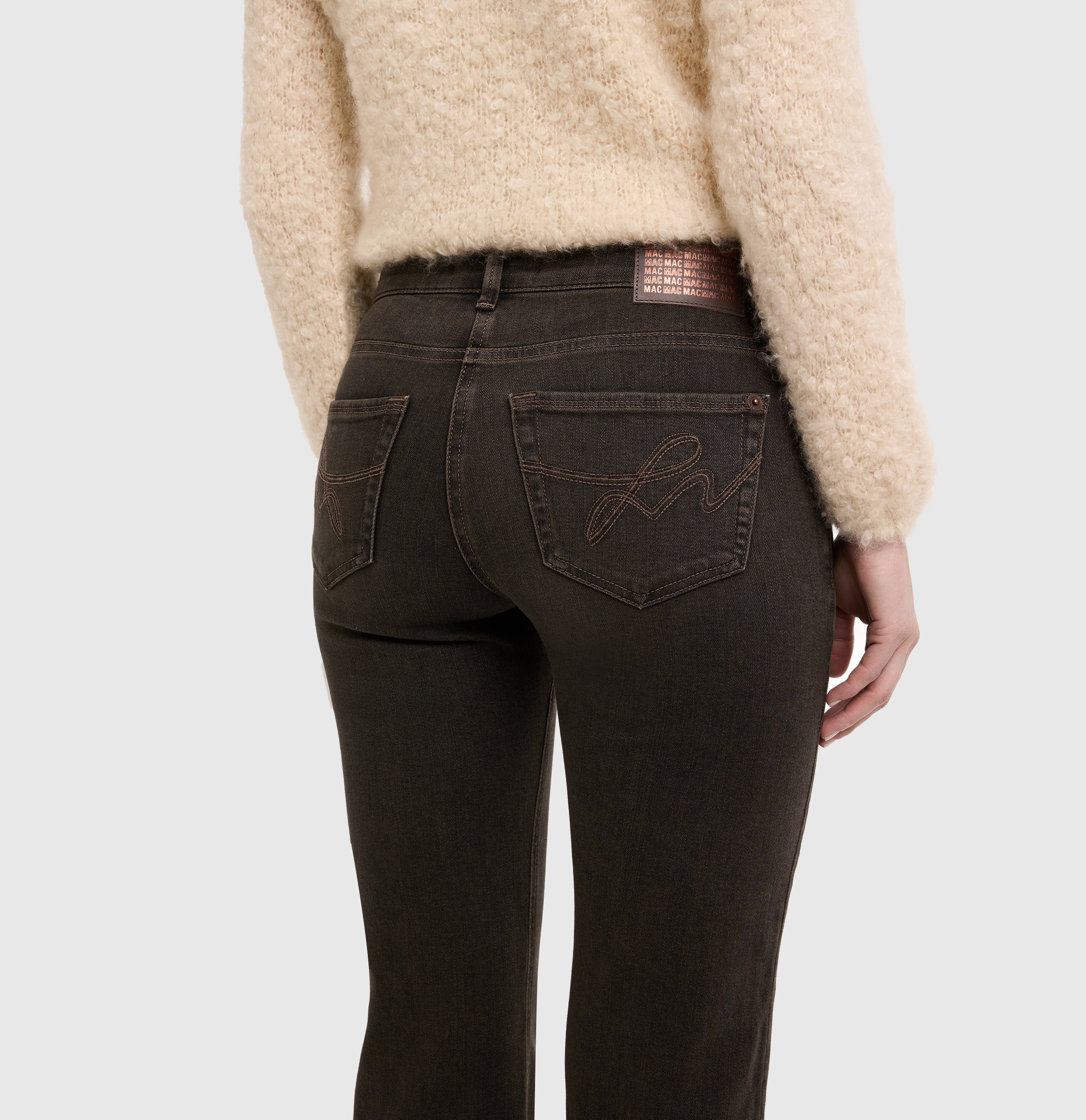 Slim fit made from light denim. | CARRIE straight | anthra black wash | Detailed view 2 of model