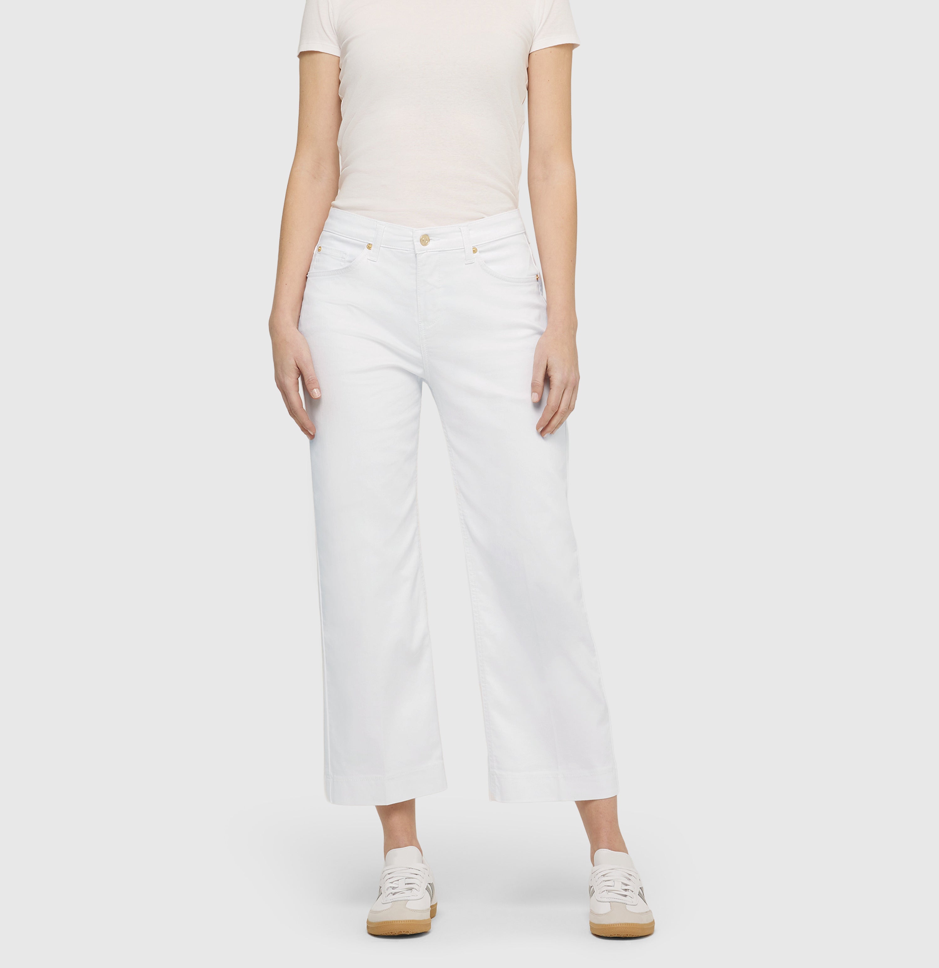 Culotte made of lightweight denim. | CULOTTE | white denim | Front view of model