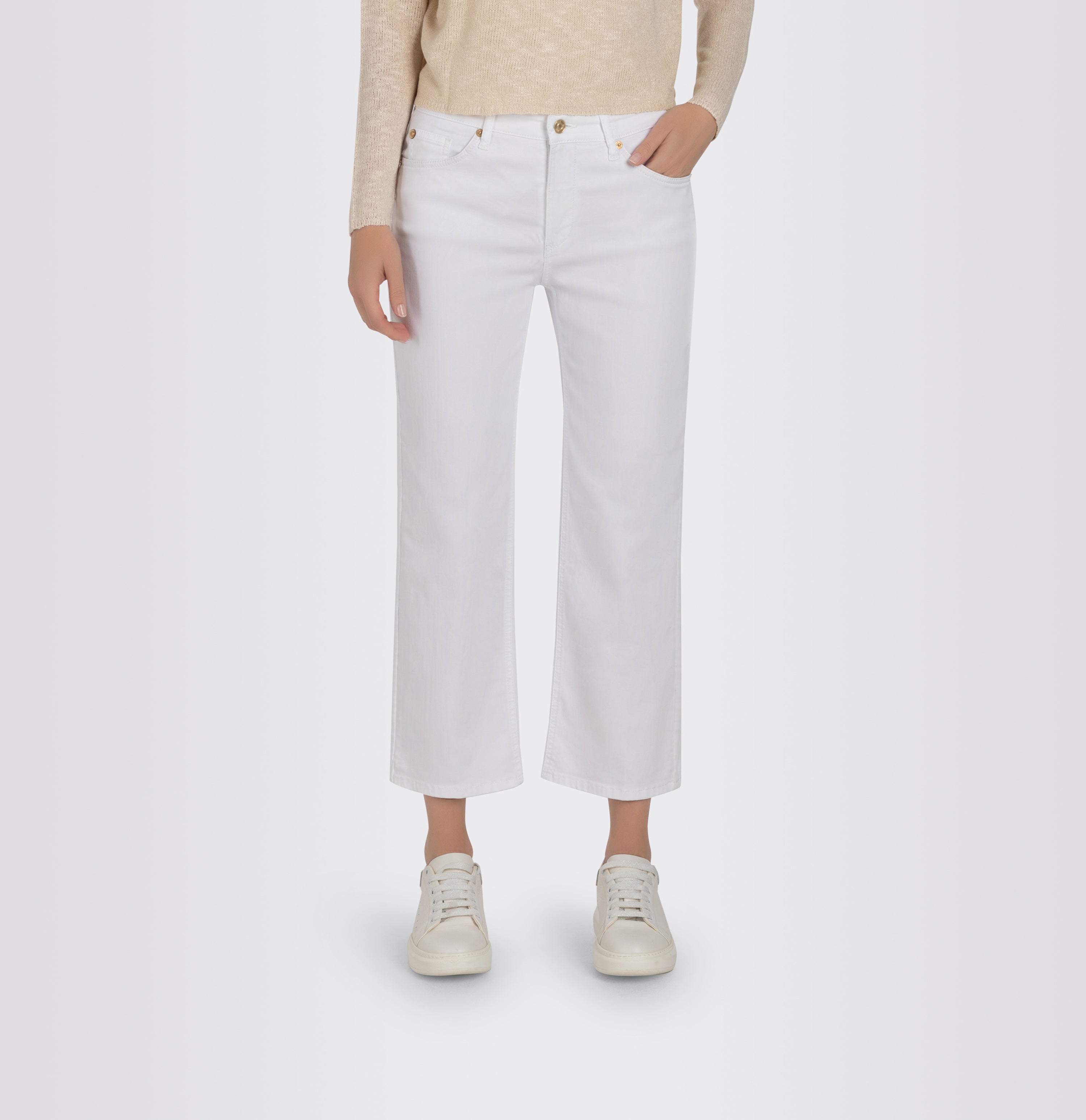 Culotte made of summery lightweight denim. | CULOTTE | white denim | Front view of model