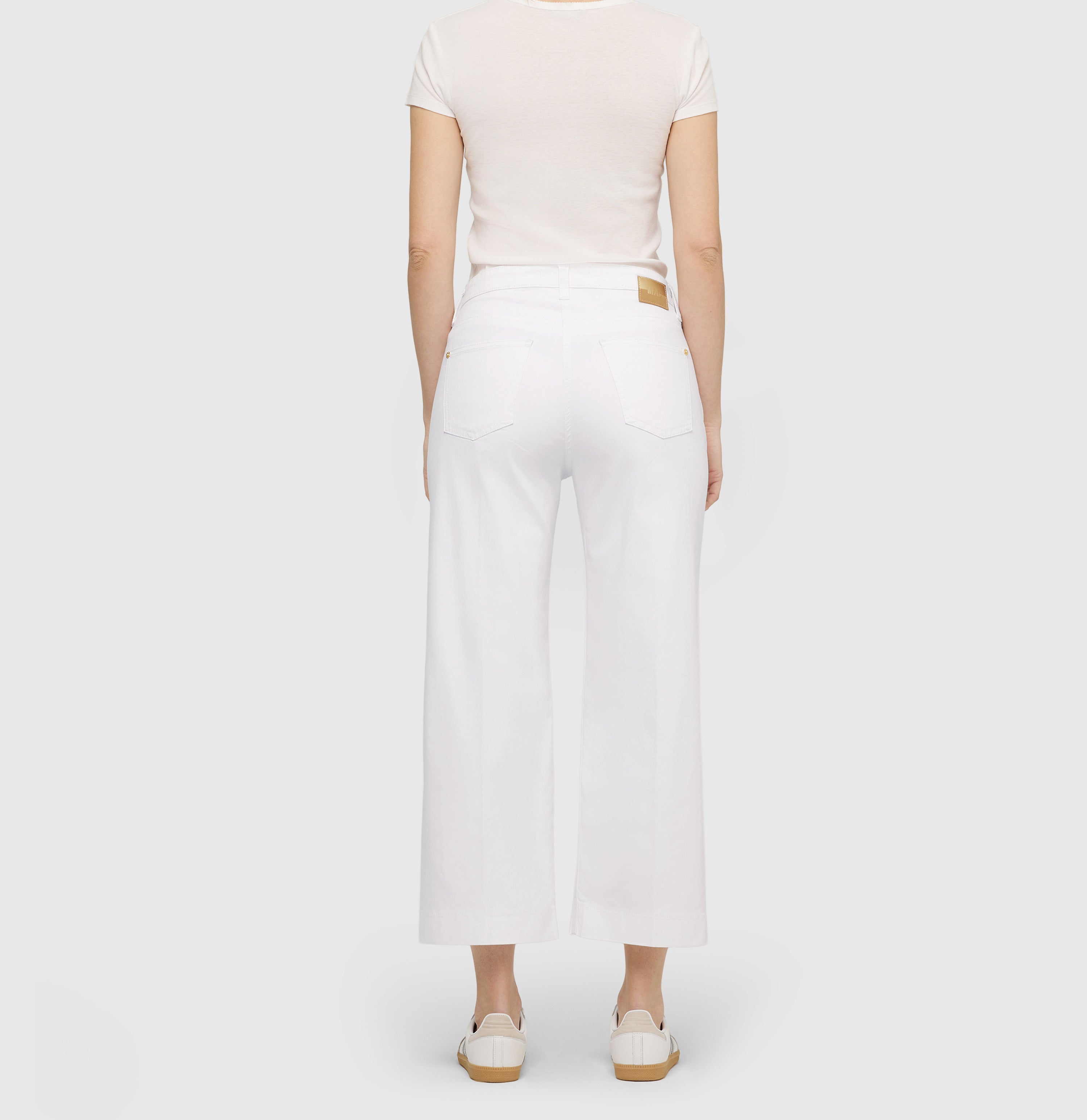 Culotte made of lightweight denim. | CULOTTE | white denim | Back view of model