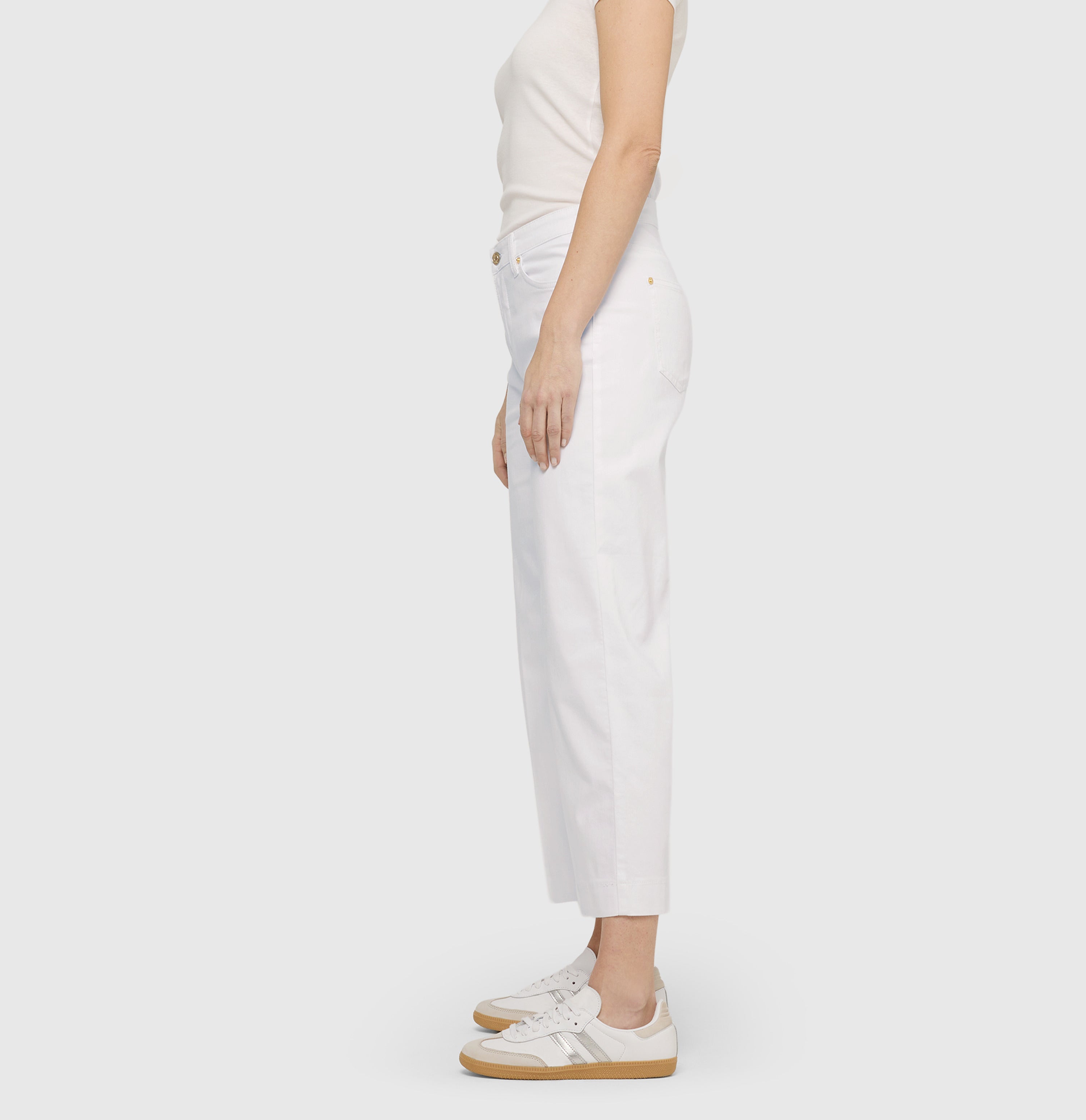 Culotte made of lightweight denim. | CULOTTE | white denim | Side view of model