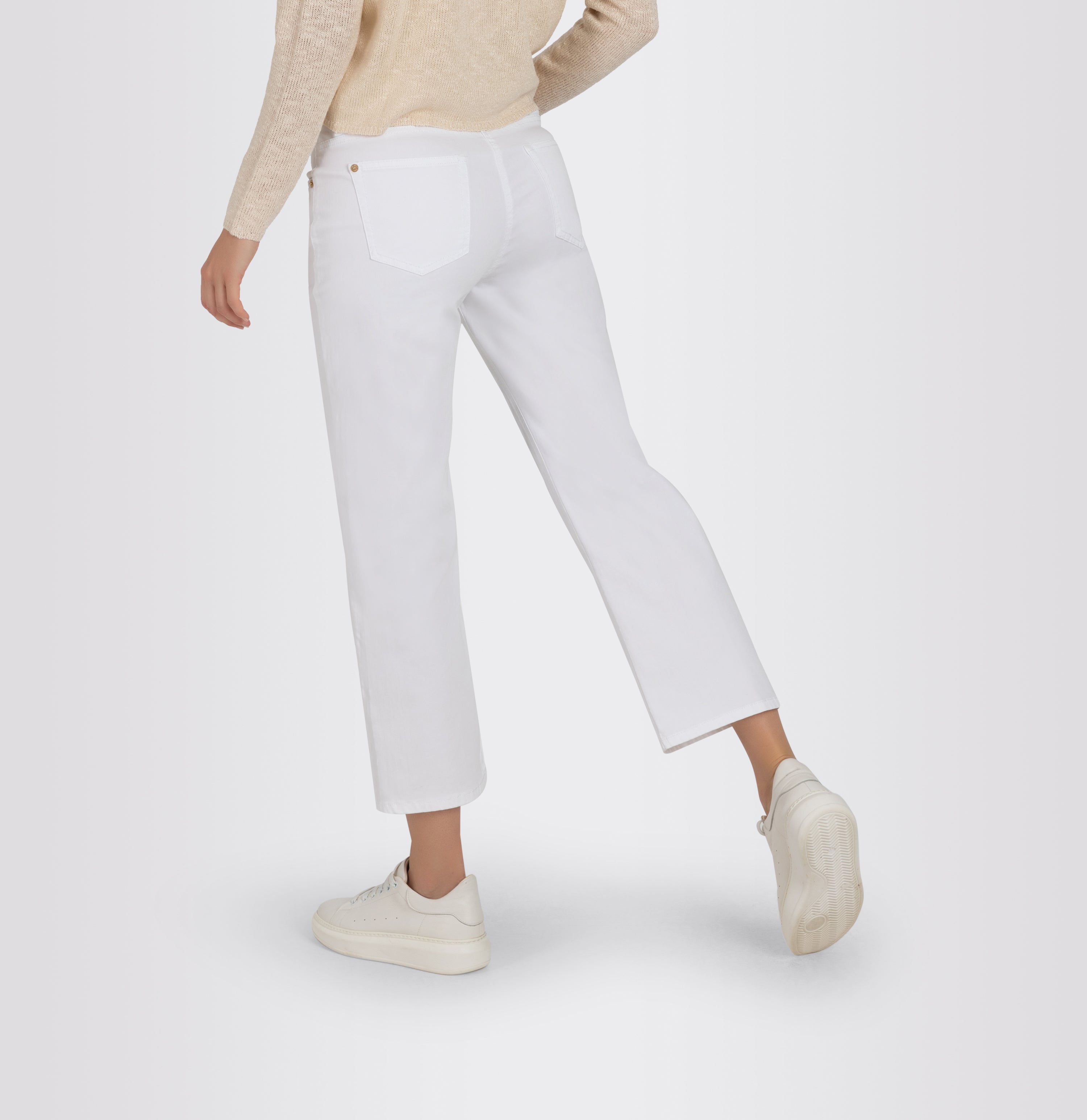 Culotte made of summery lightweight denim. | CULOTTE | white denim | Detailed view 3 of model