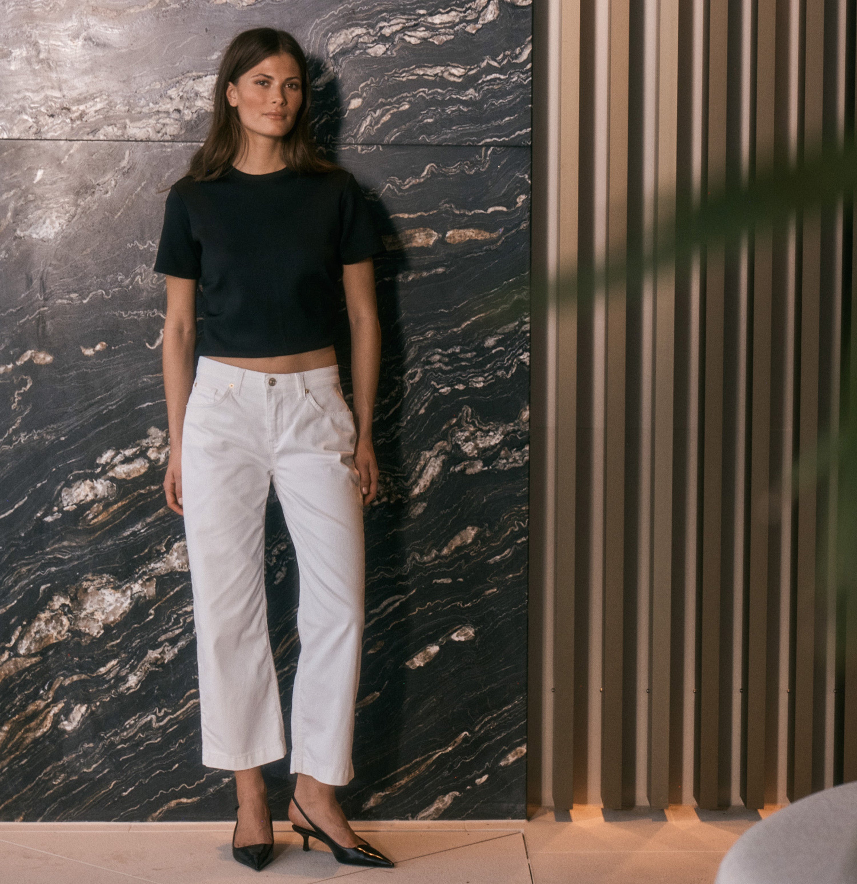 Modern, light culotte with glam detail. | CULOTTE | white denim | Campaign image 3