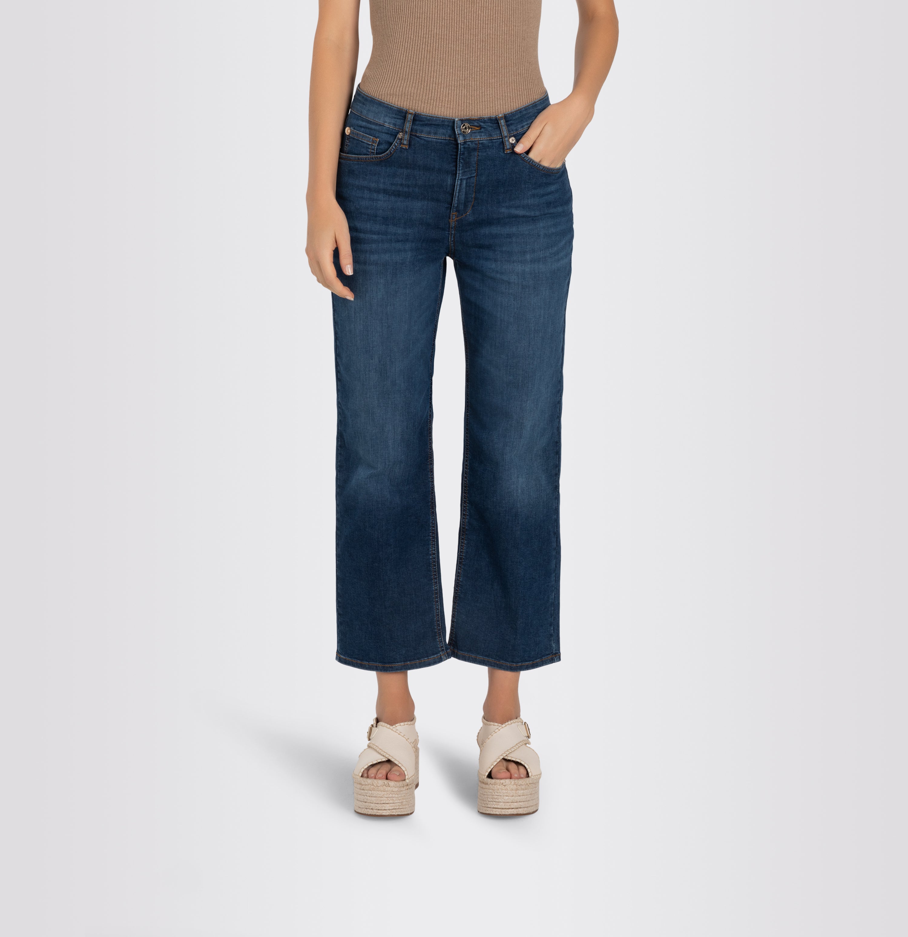 Culotte made of summery lightweight denim. | S-NAME | S-FBBZ | Front view of model
