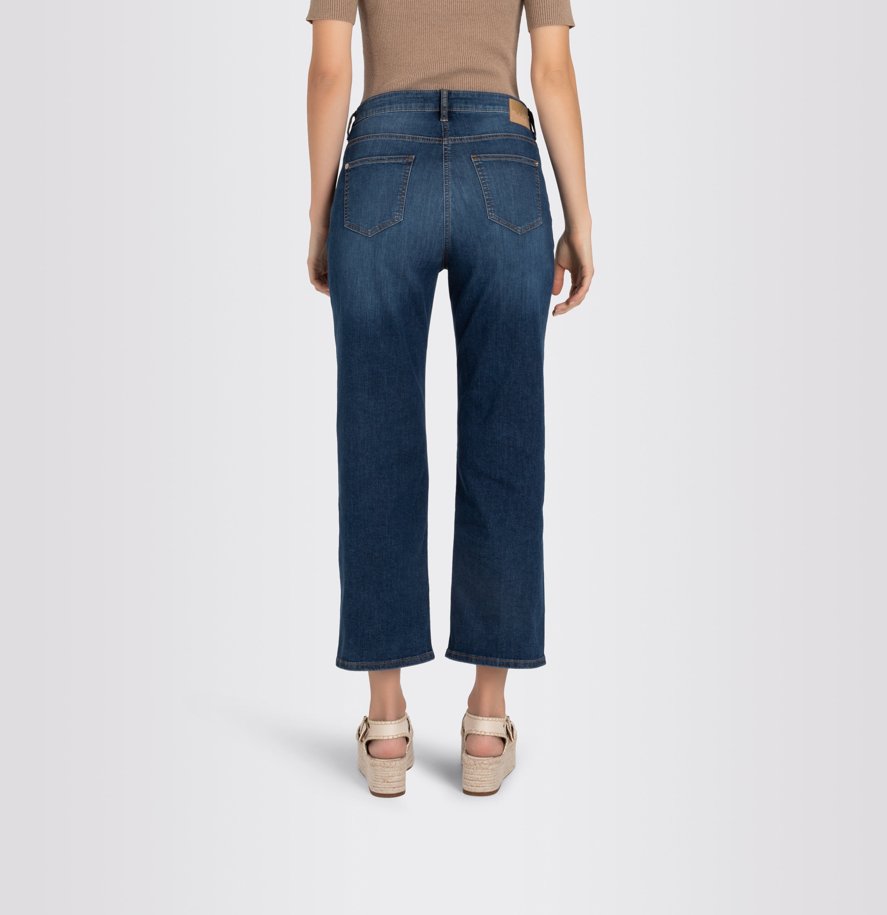 Culotte made of summery lightweight denim. | S-NAME | S-FBBZ | Back view of model