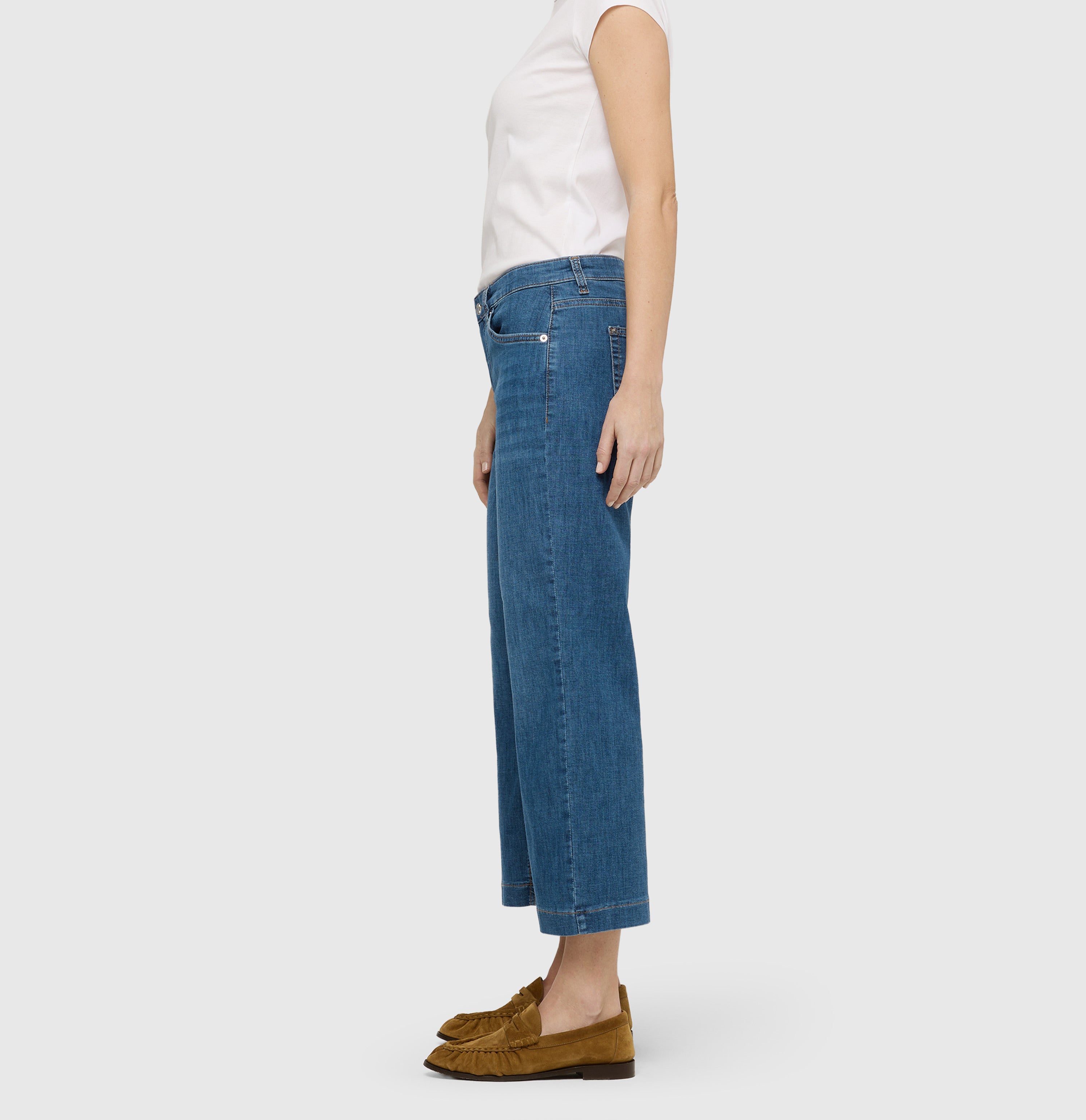 Culotte made of lightweight denim. | CULOTTE | basic blue stone | Side view of model
