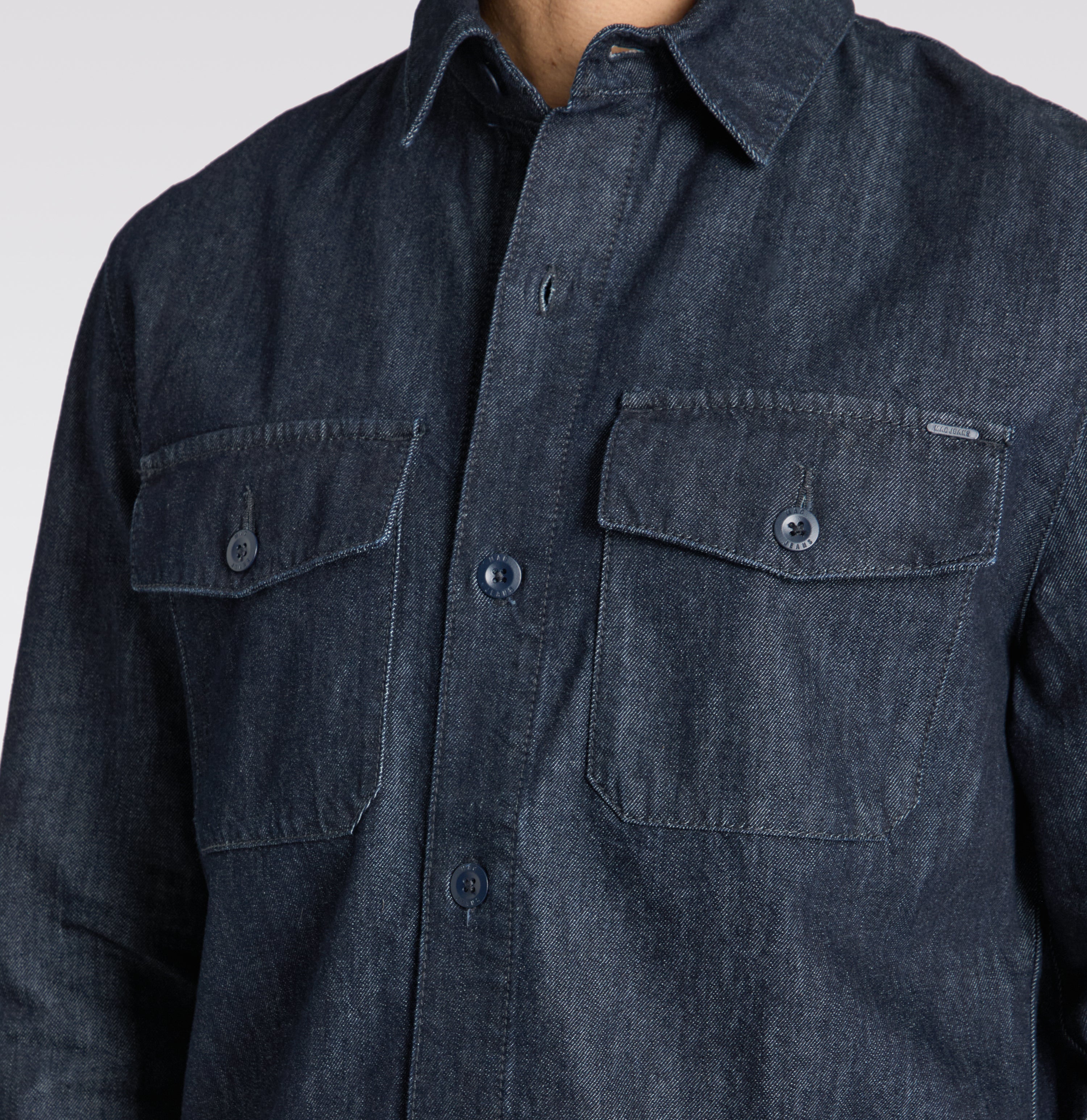 Overshirt made of organic cotton and nettle fibres. | Overshirt | rinsed deep blue | Side view of model