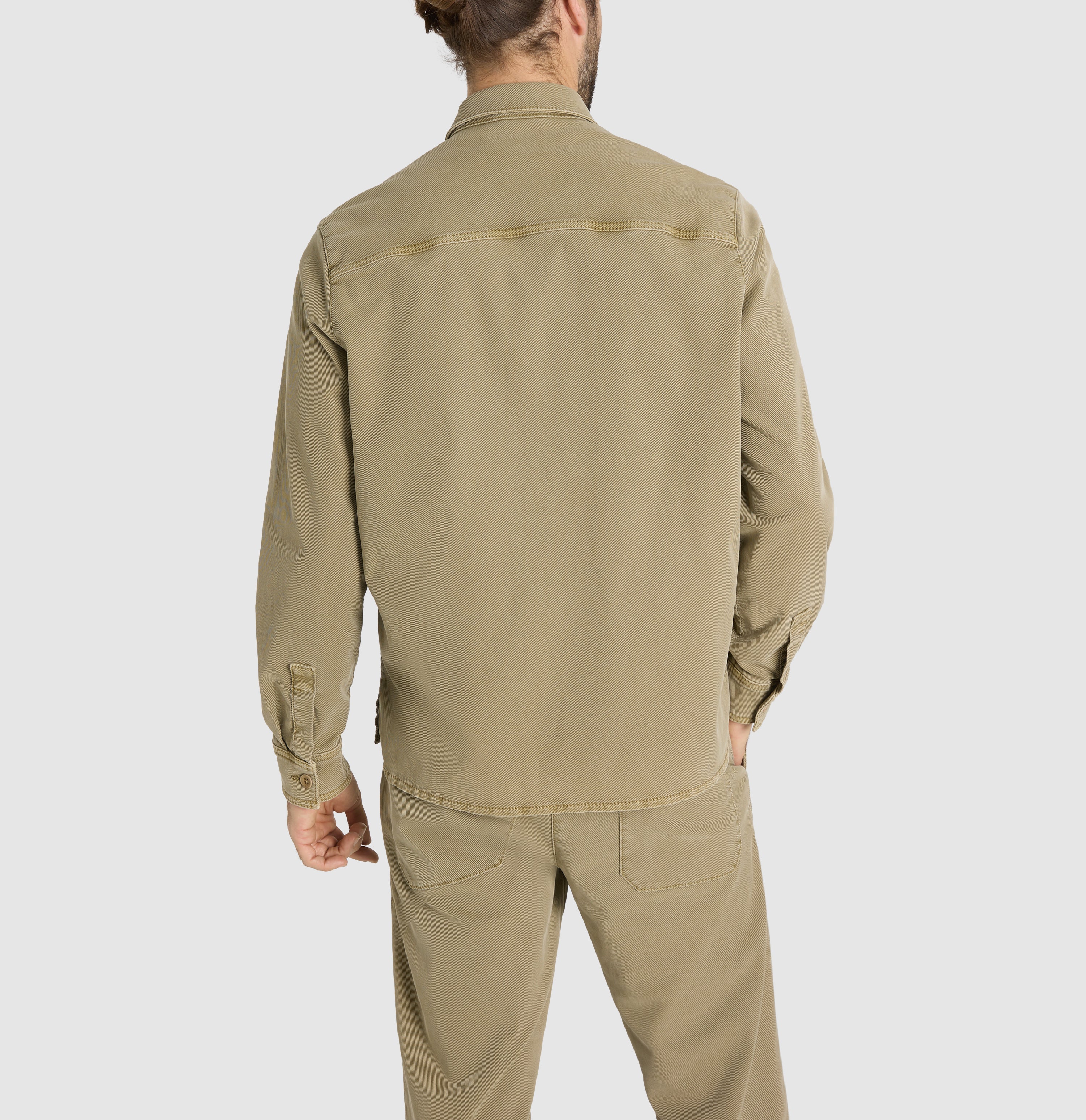 Overjacket in a twill material with lyocell. | Overjacket | martini olive PPT | Back view of model