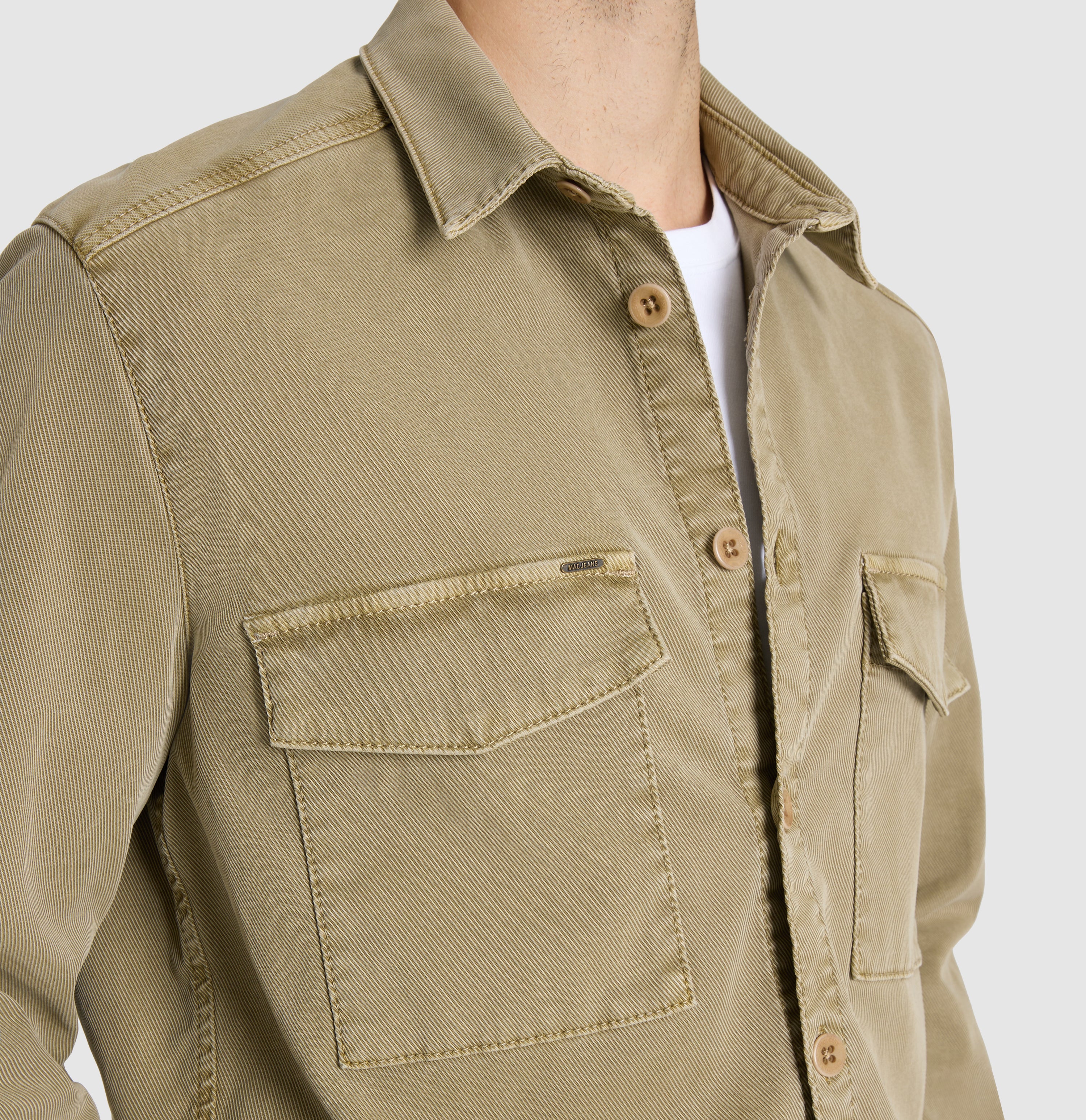 Overjacket in a twill material with lyocell. | Overjacket | martini olive PPT | Detailed view 2 of model