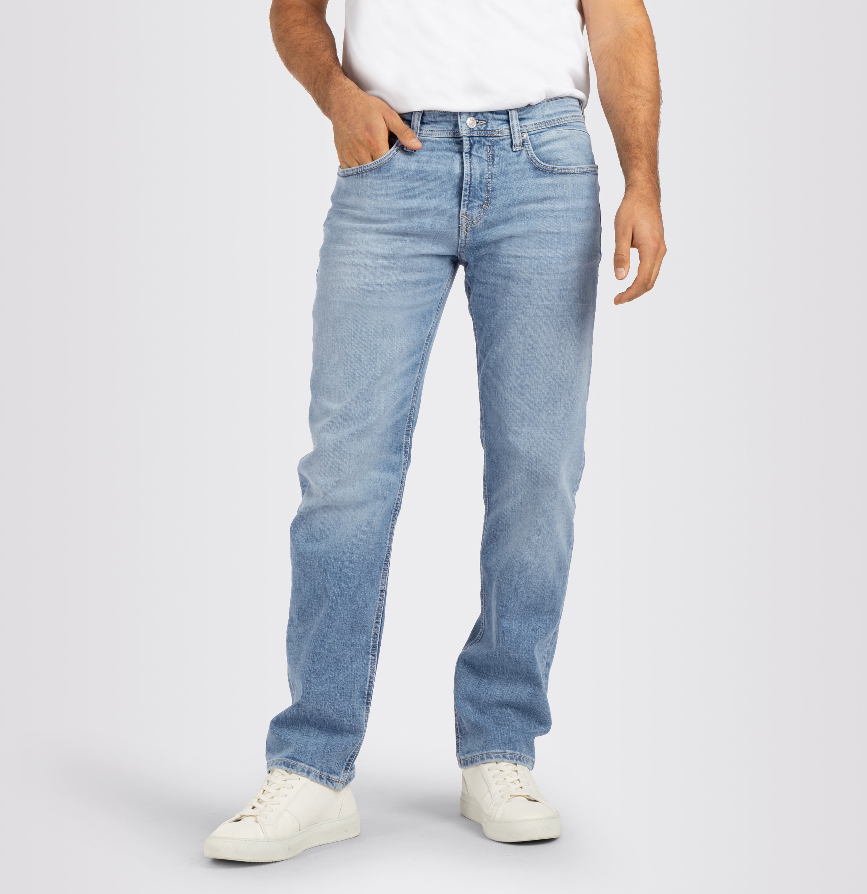 Grainy regular jeans in a comfortable fit. | S-NAME | S-FBBZ | Front view of model