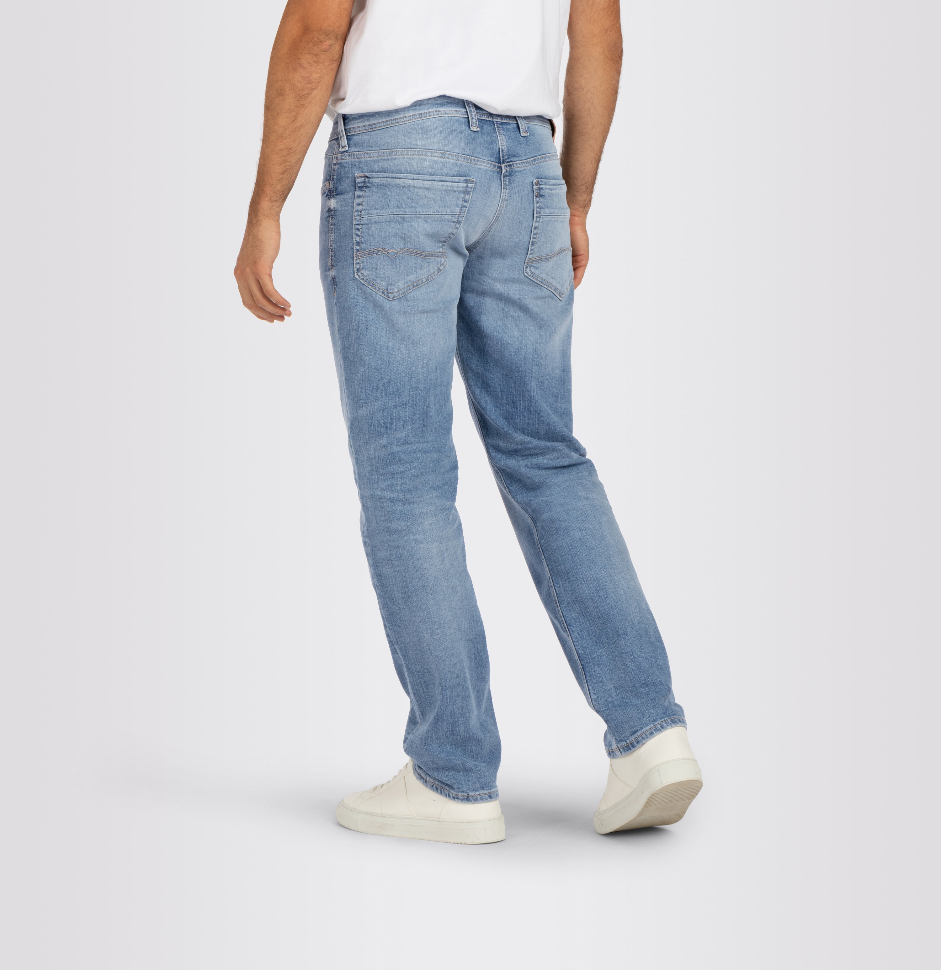 Grainy regular jeans in a comfortable fit. | S-NAME | S-FBBZ | Detailed view 3 of model