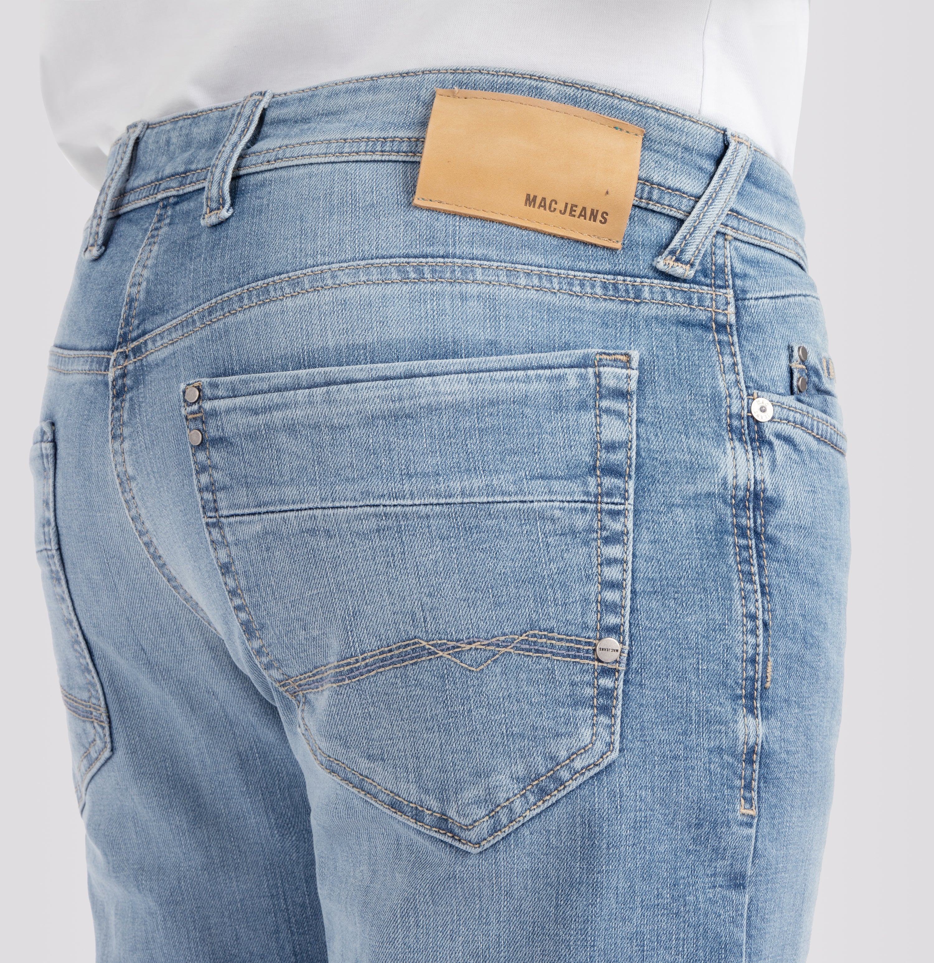 Grainy regular jeans in a comfortable fit. | S-NAME | S-FBBZ | Detailed view 4 of model