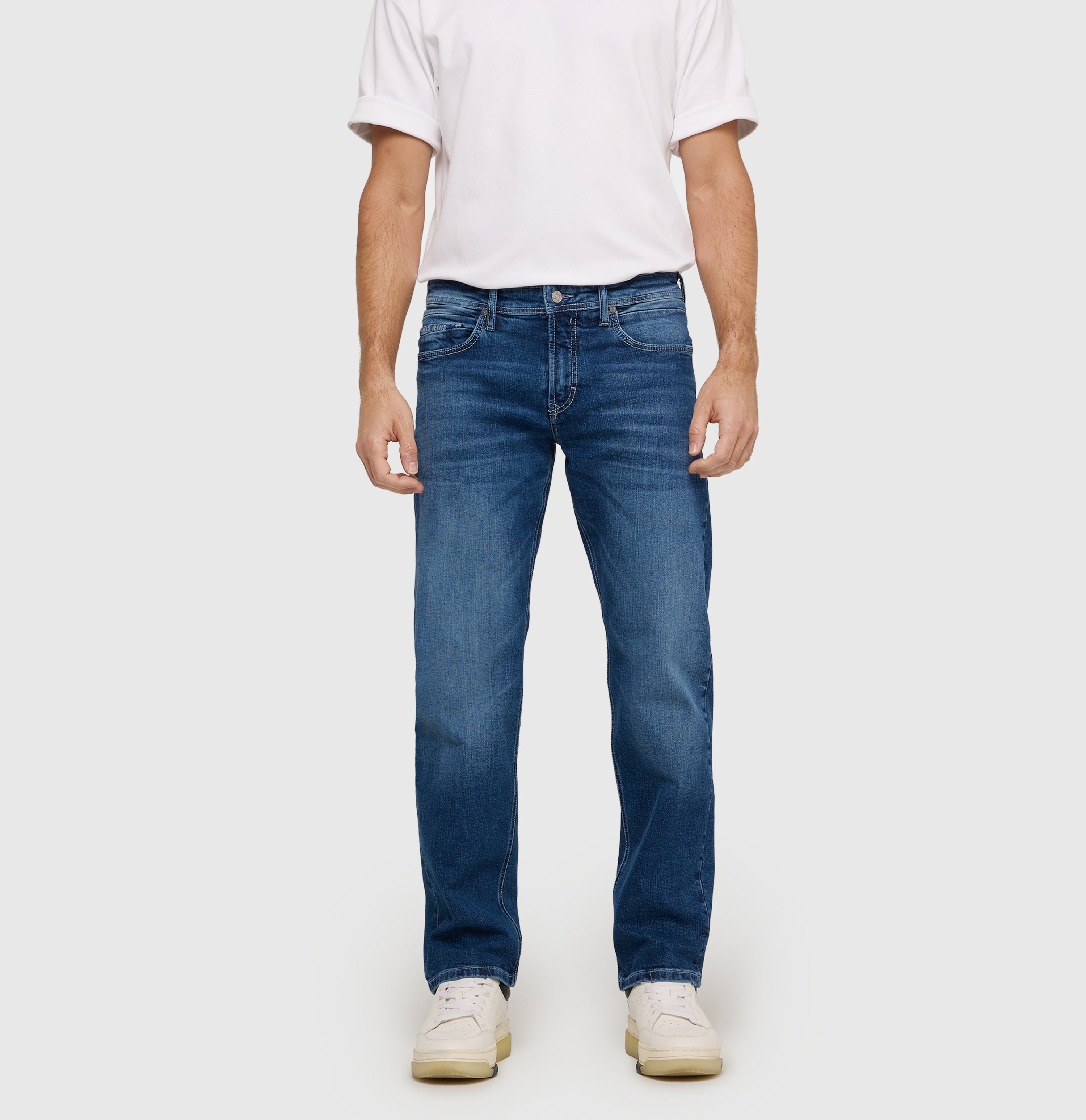 Regular fit with an authentic look. | Ben | ocean blue authentic used | Front view of model