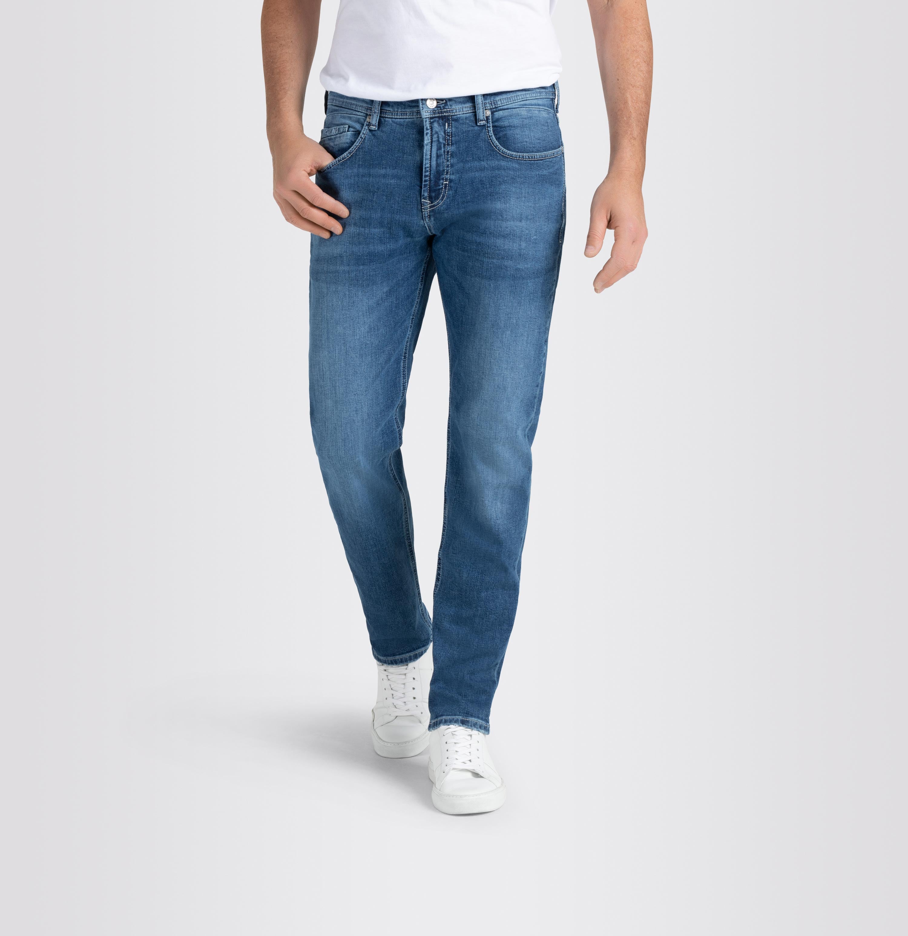 Authentic jeans in a regular fit. | S-NAME | S-FBBZ | Front view of model