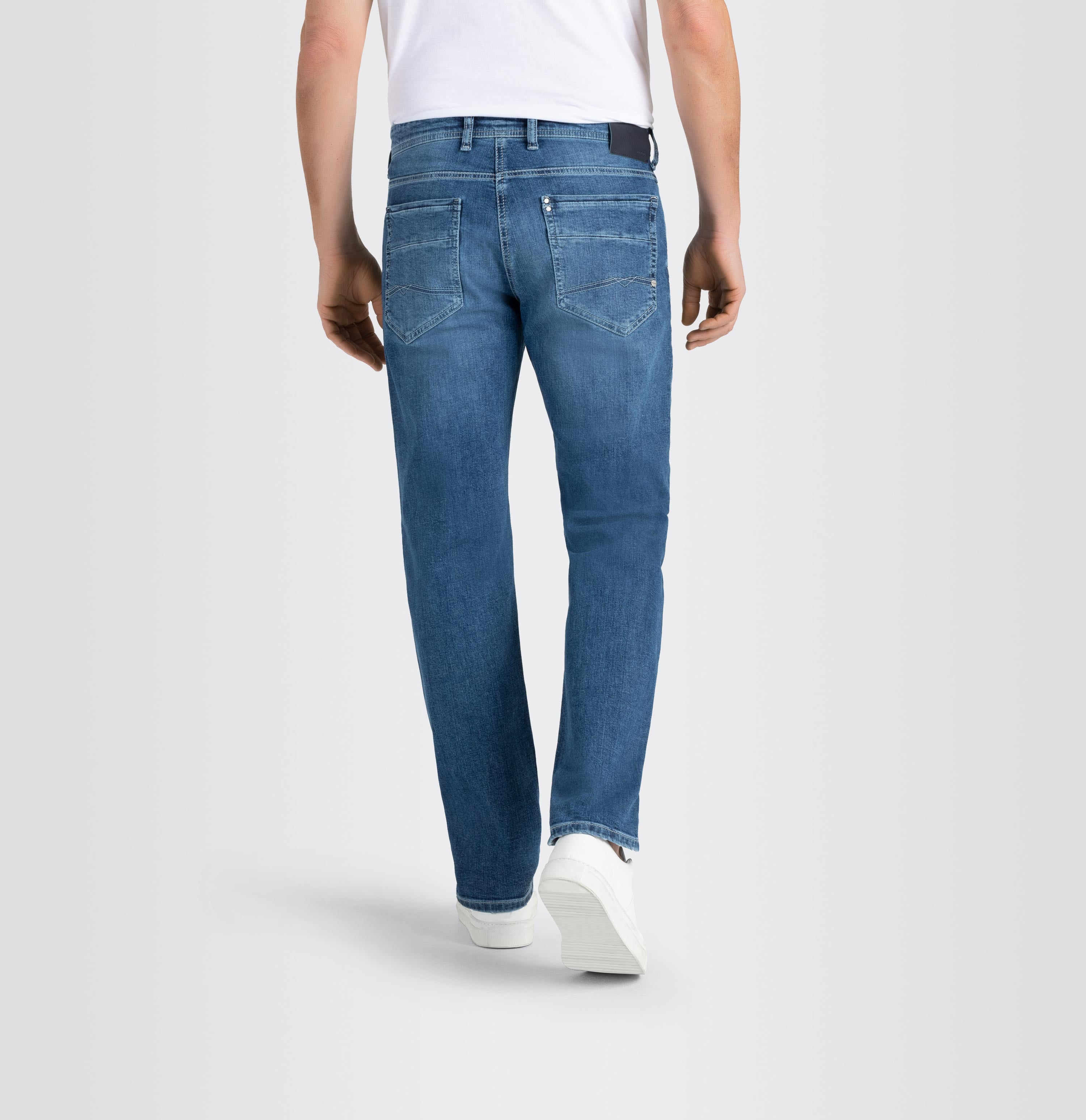 Authentic jeans in a regular fit. | S-NAME | S-FBBZ | Back view of model