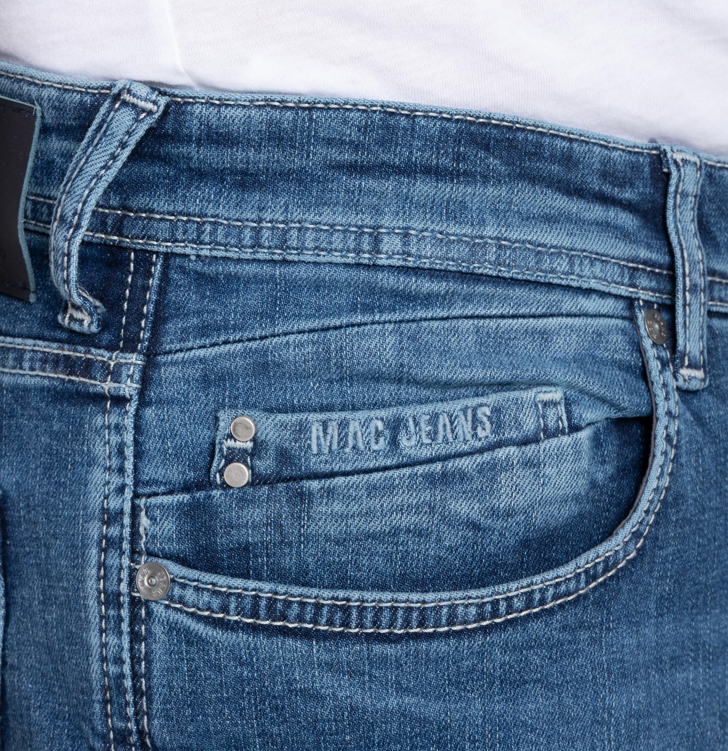 Authentic jeans in a regular fit. | S-NAME | S-FBBZ | Side view of model