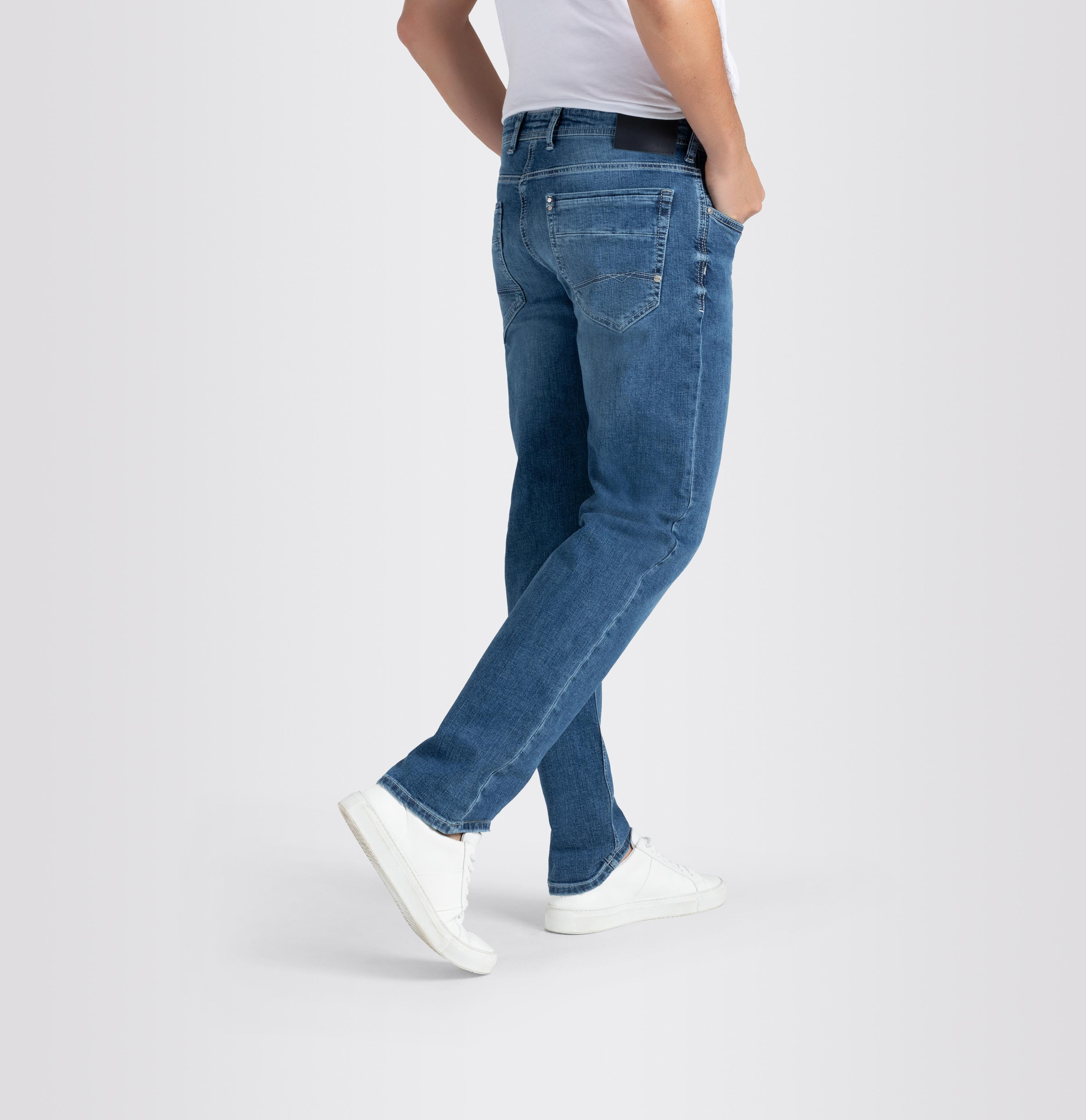 Authentic jeans in a regular fit. | S-NAME | S-FBBZ | Detailed view 2 of model