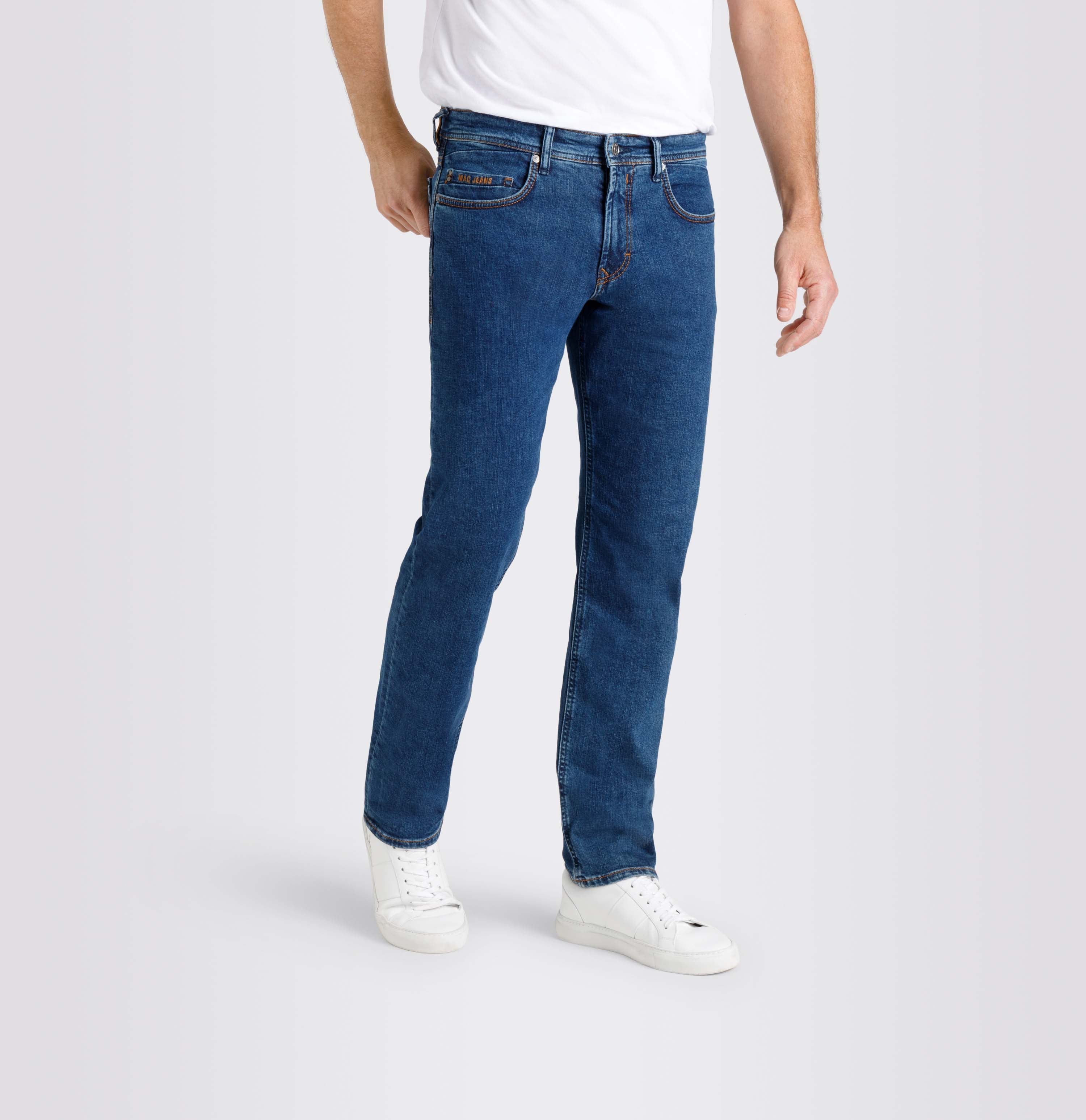 Authentic jeans in a regular fit. | S-NAME | S-FBBZ | Front view of model