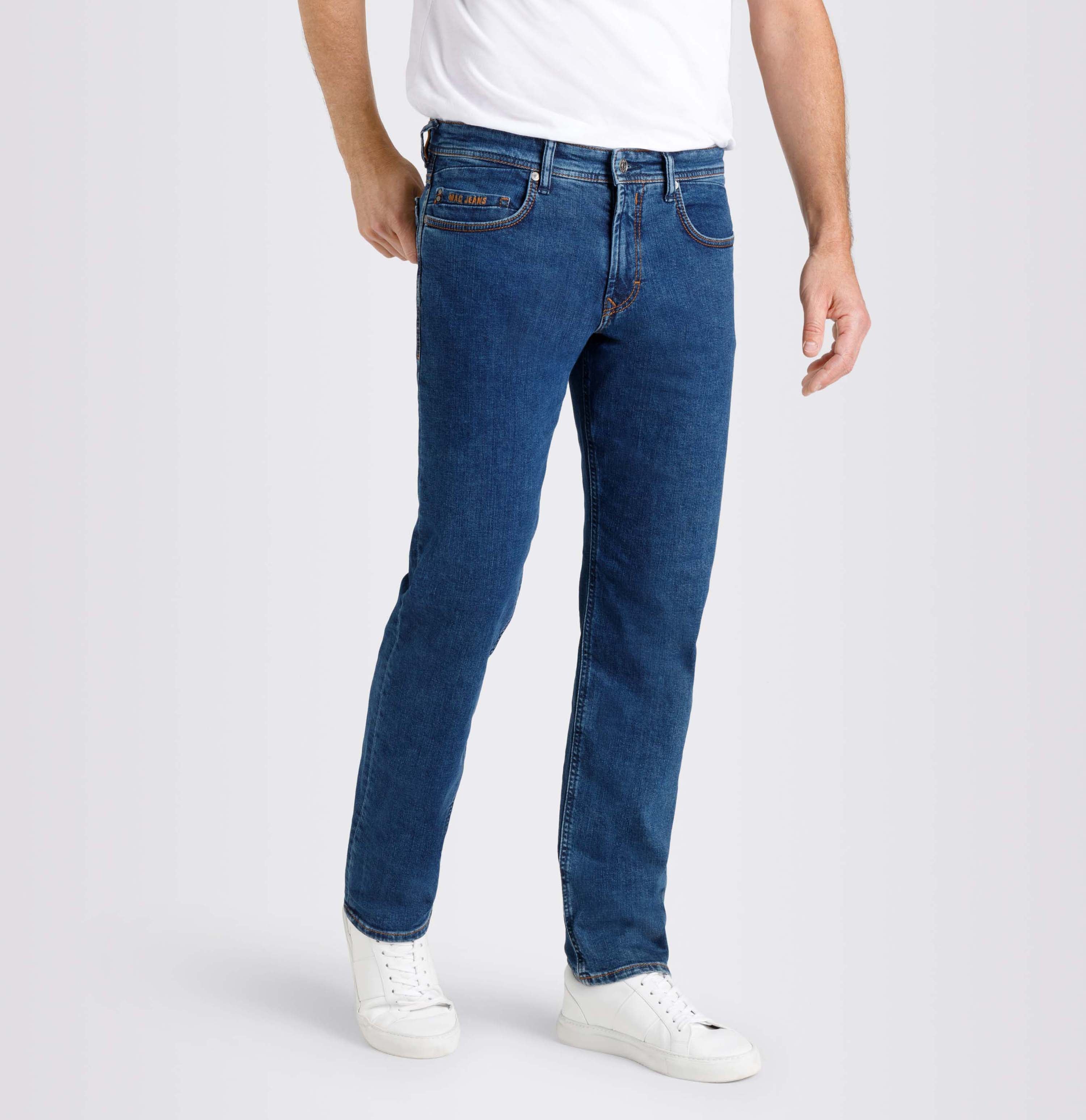 Authentic jeans in a regular fit. | Ben | dark stonewash | Front view of model