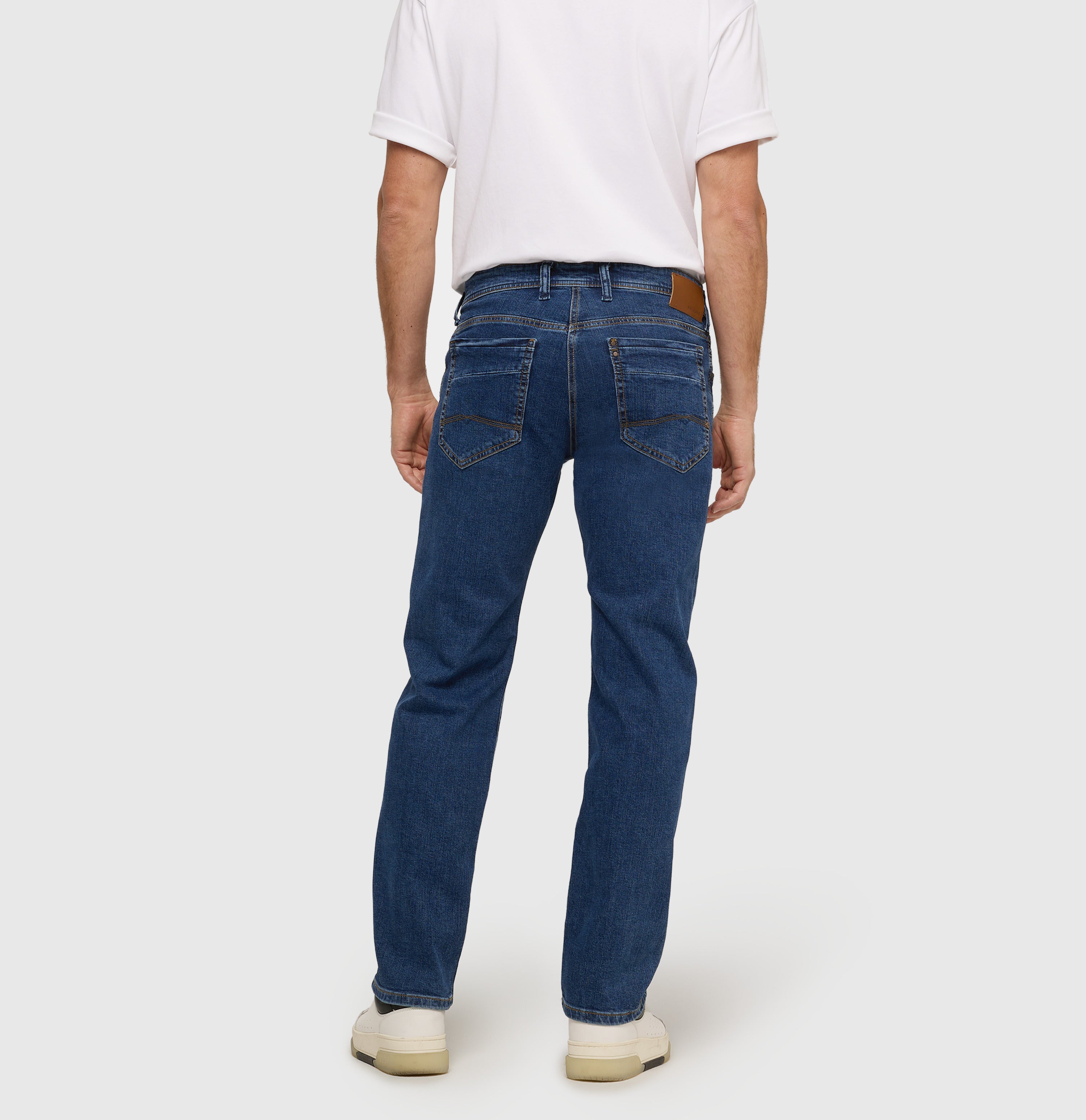 Regular fit with an authentic look. | Ben | dark stonewash | Back view of model