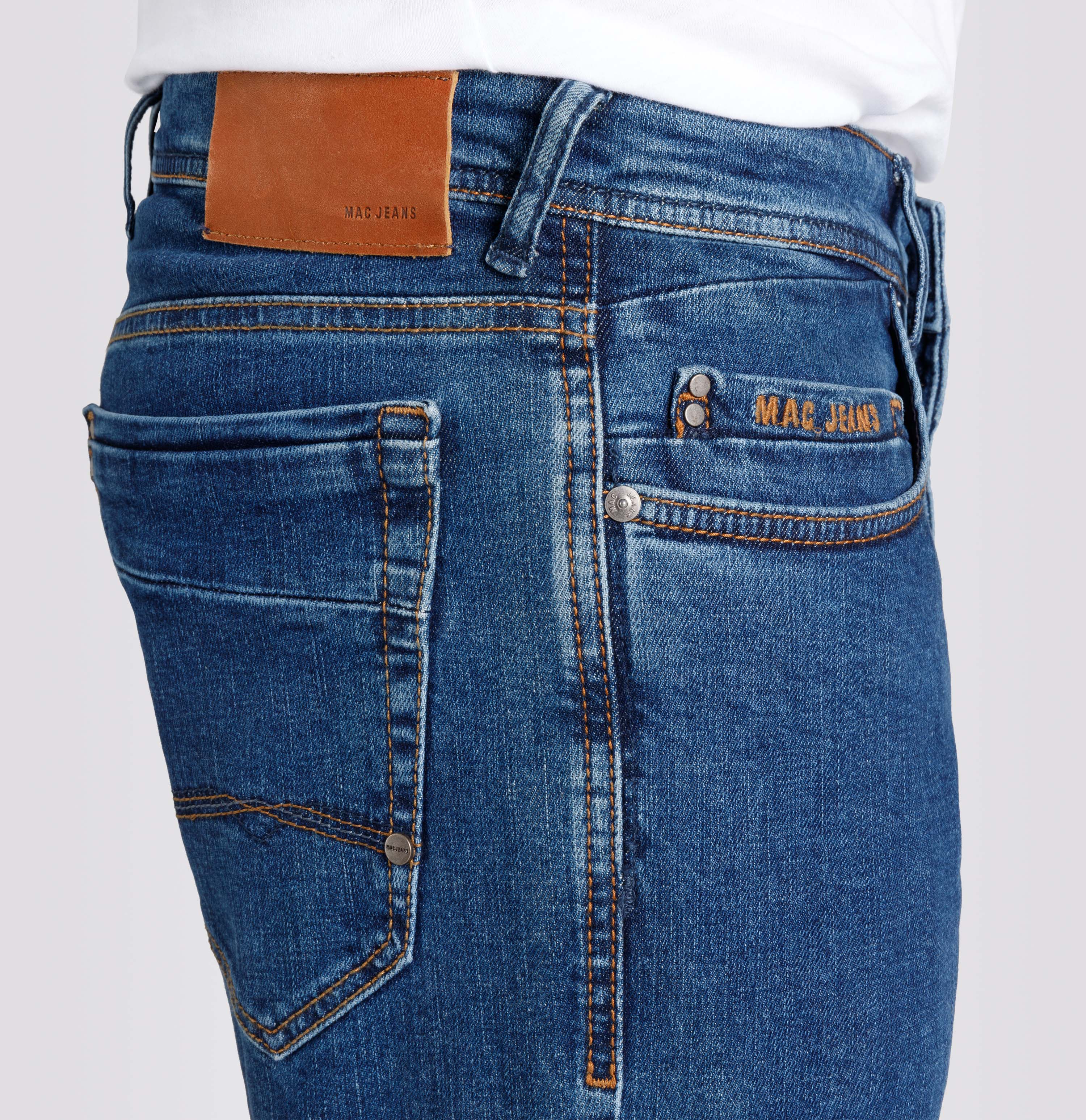 Authentic jeans in a regular fit. | S-NAME | S-FBBZ | Side view of model
