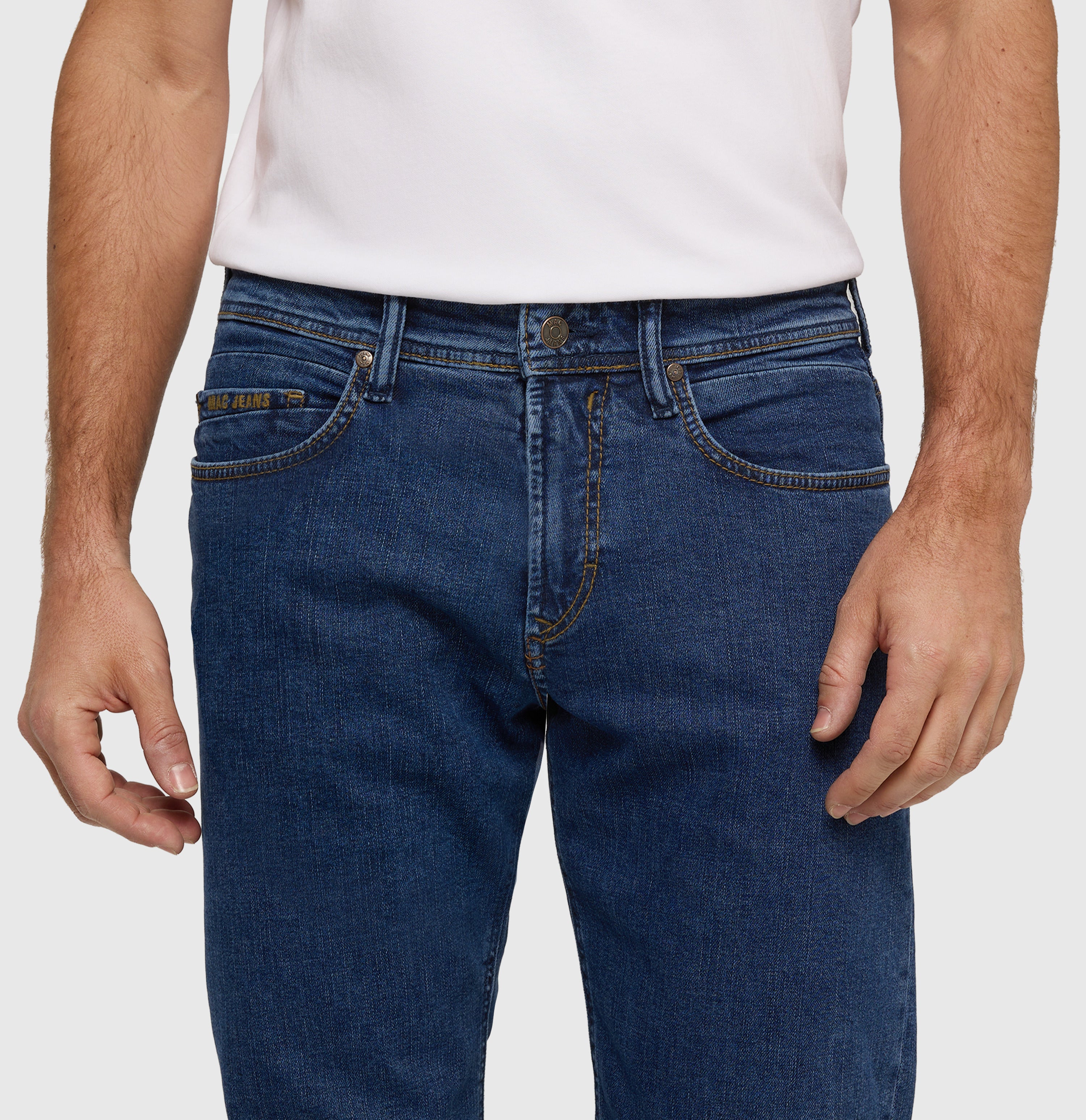 Regular fit with an authentic look. | Ben | dark stonewash | Detailed view 2 of model