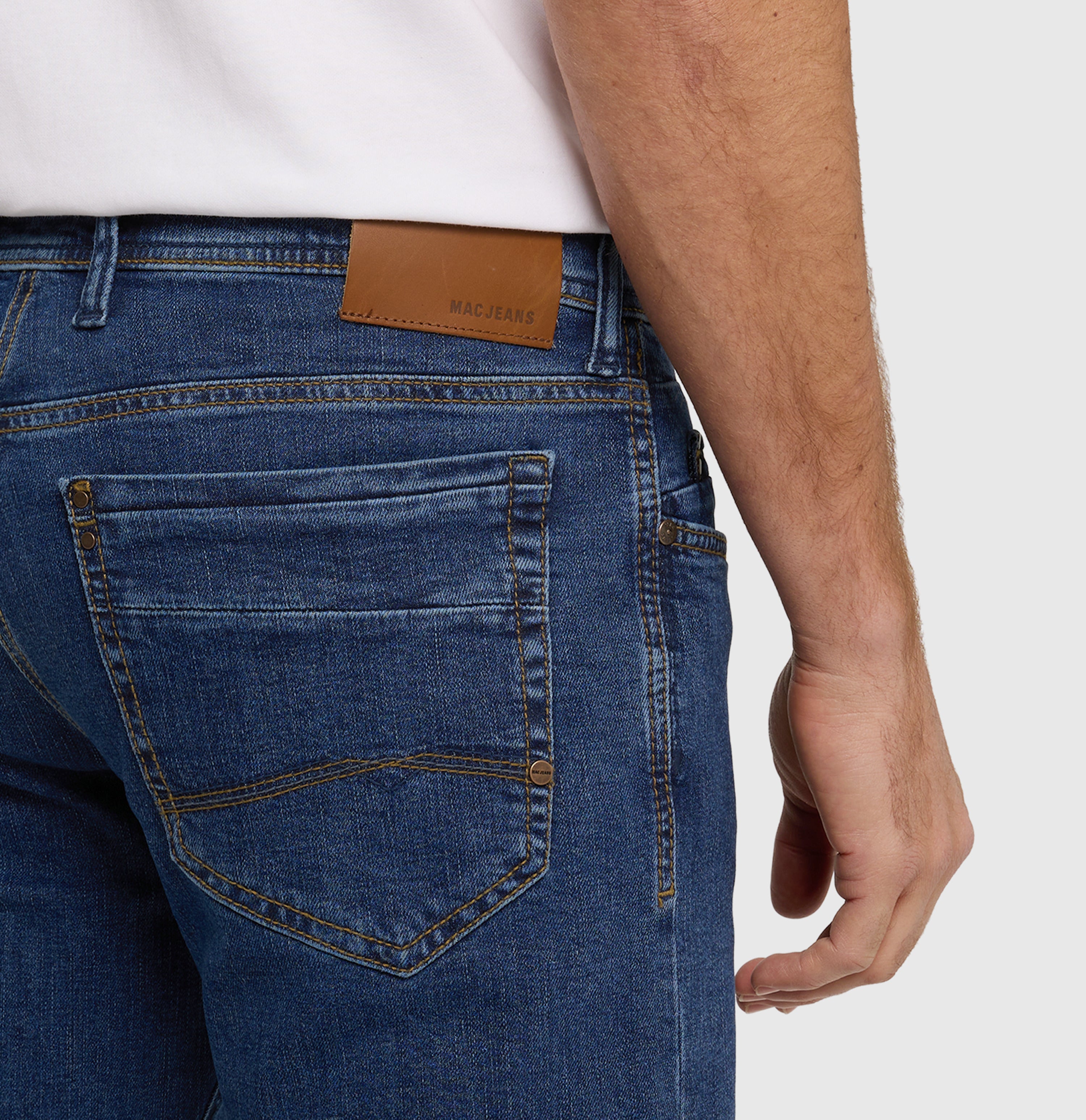 Regular fit with an authentic look. | Ben | dark stonewash | Detailed view 3 of model