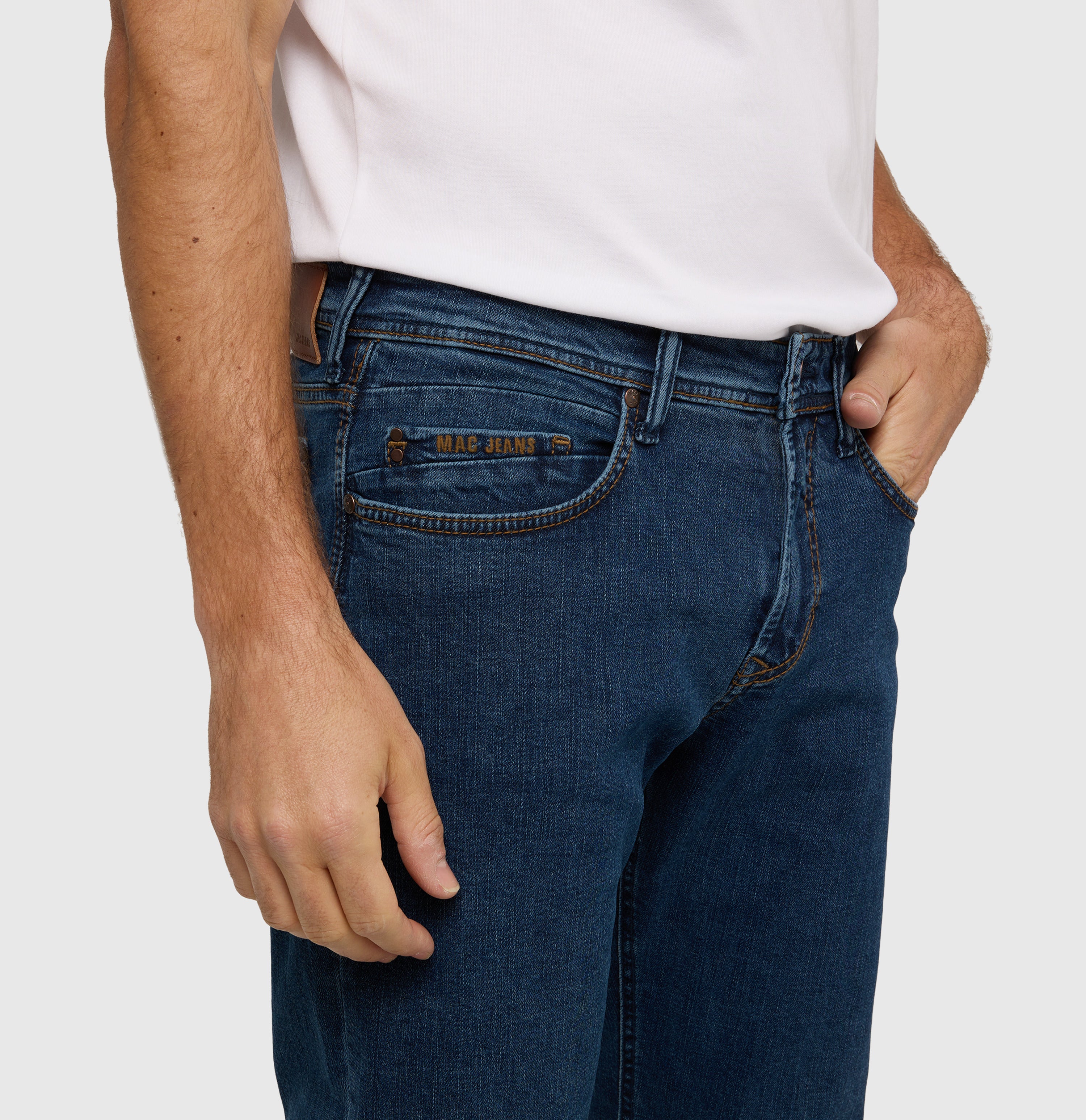 Regular fit with an authentic look. | Ben | dark stonewash | Detailed view 4 of model