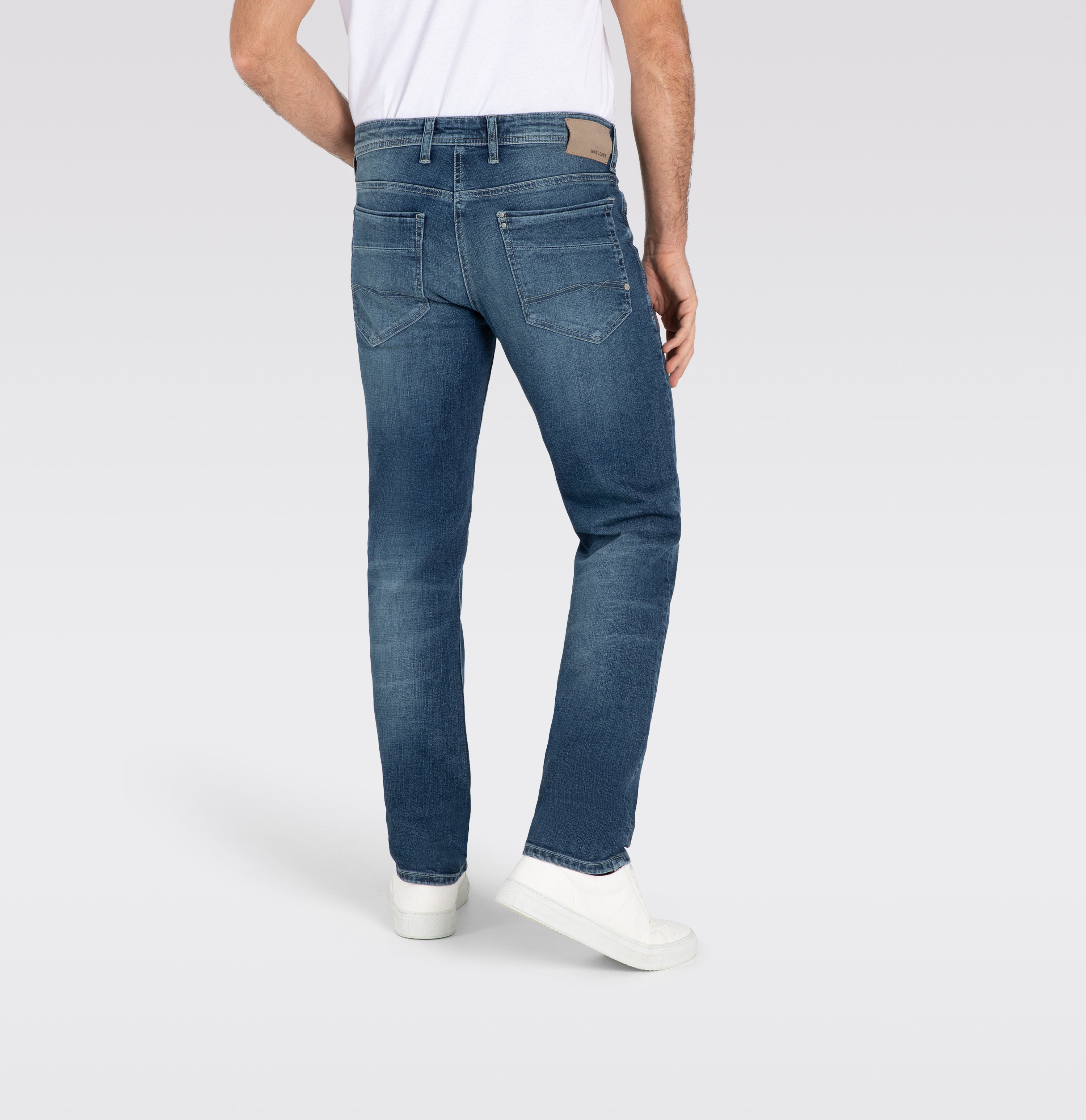 Authentic jeans in a regular fit. | S-NAME | S-FBBZ | Back view of model