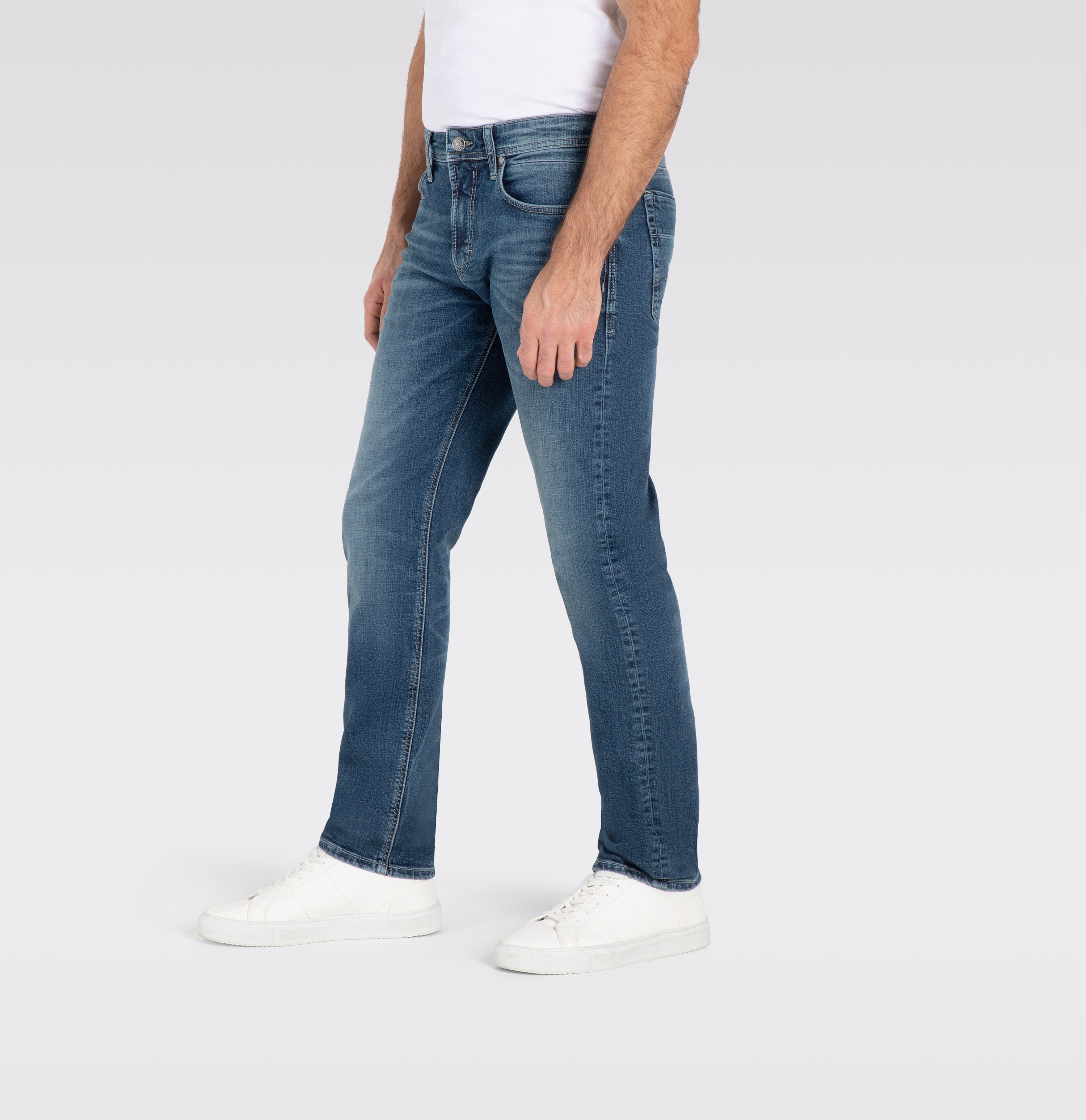 Authentic jeans in a regular fit. | S-NAME | S-FBBZ | Side view of model
