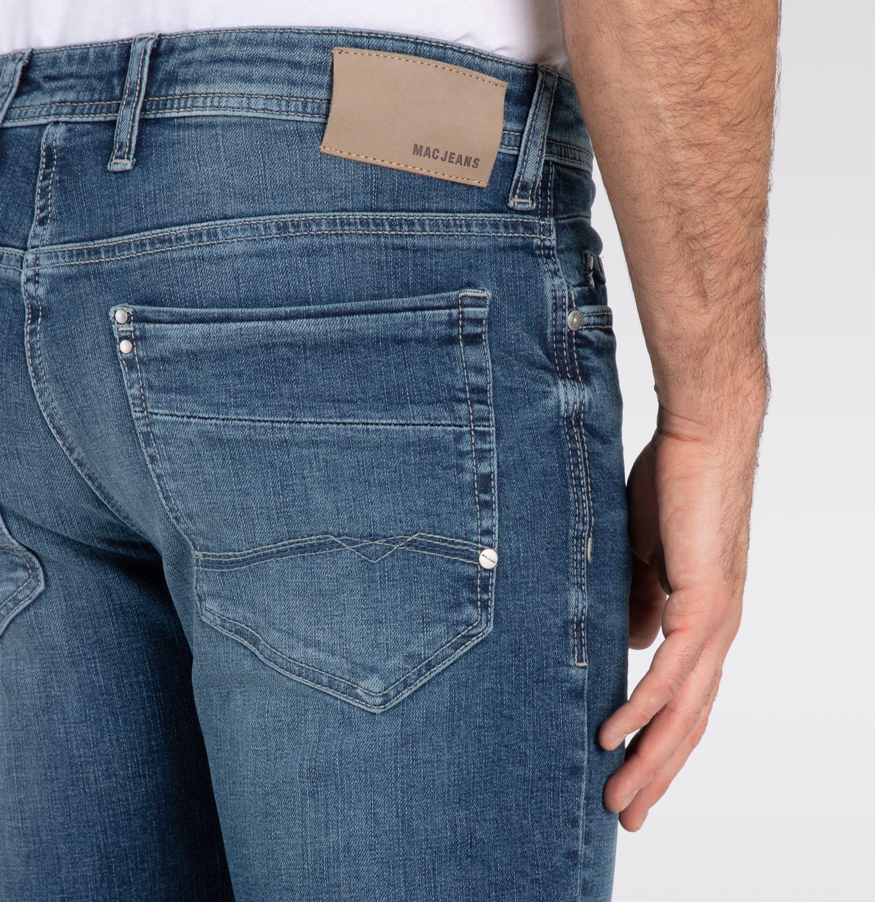 Authentic jeans in a regular fit. | Ben | vintage wash | Detailed view 3 of model