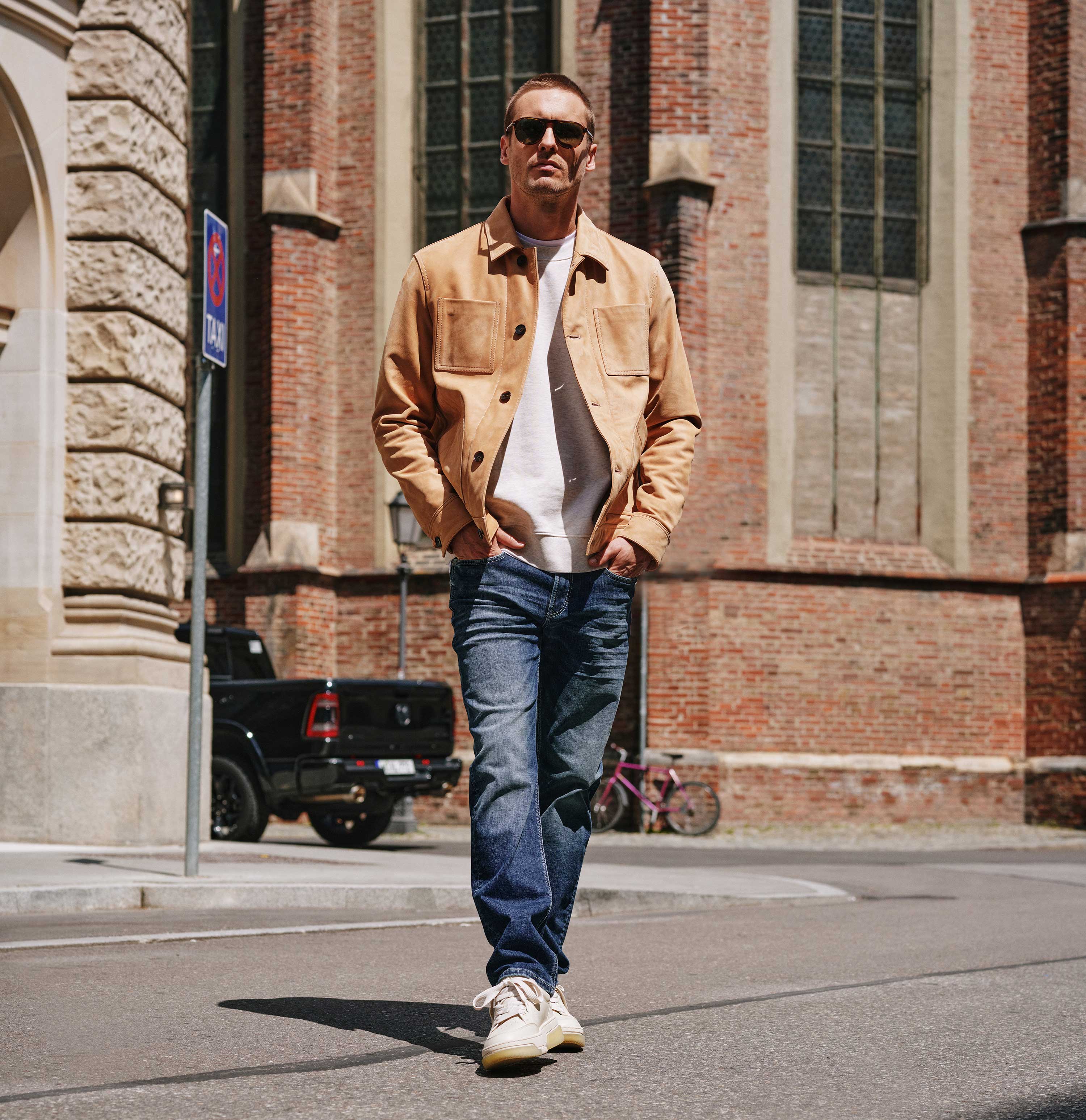 Authentic jeans in a regular fit. | S-NAME | S-FBBZ | Full-body of model