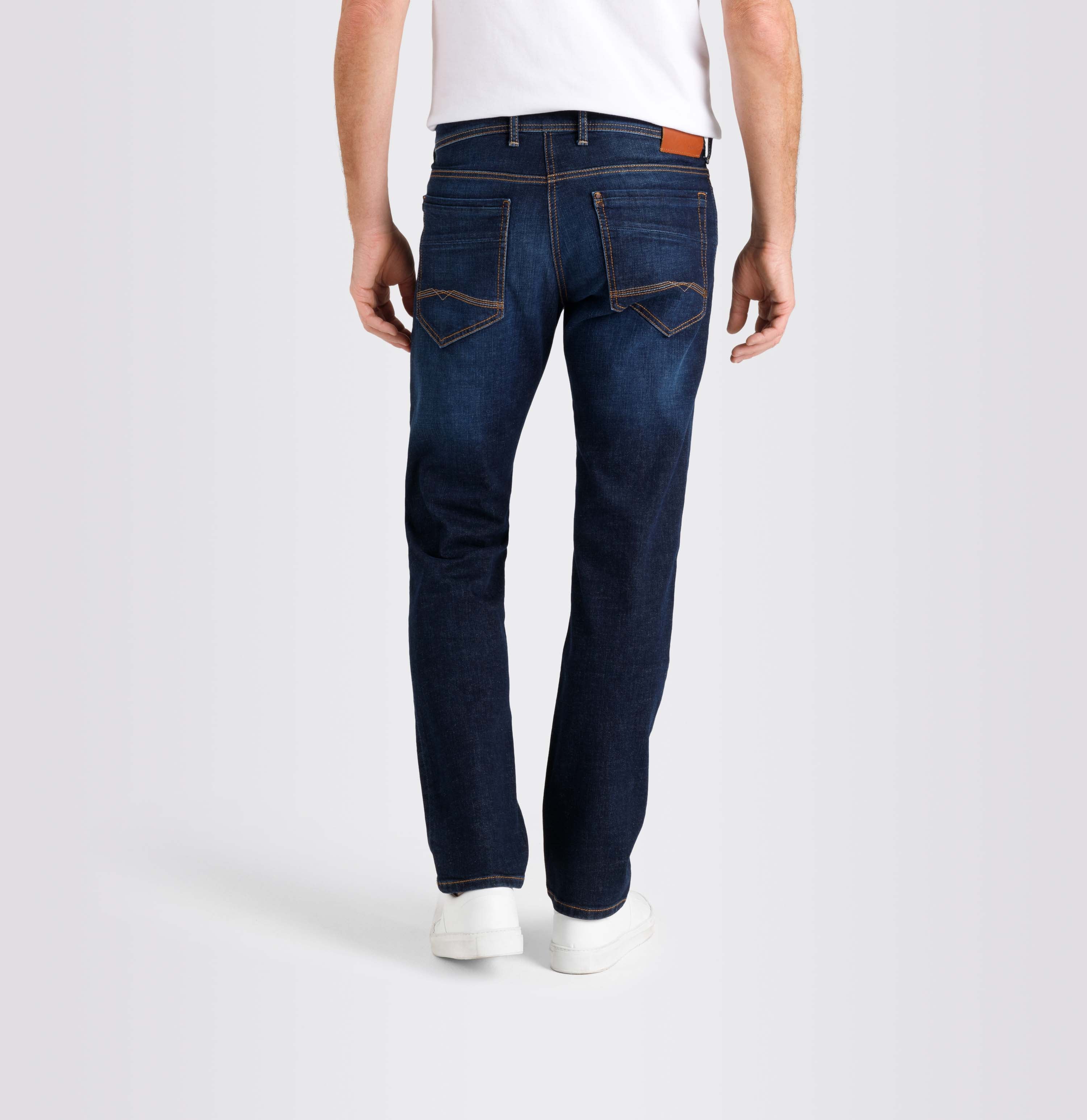Authentic jeans in a regular fit. | S-NAME | S-FBBZ | Back view of model