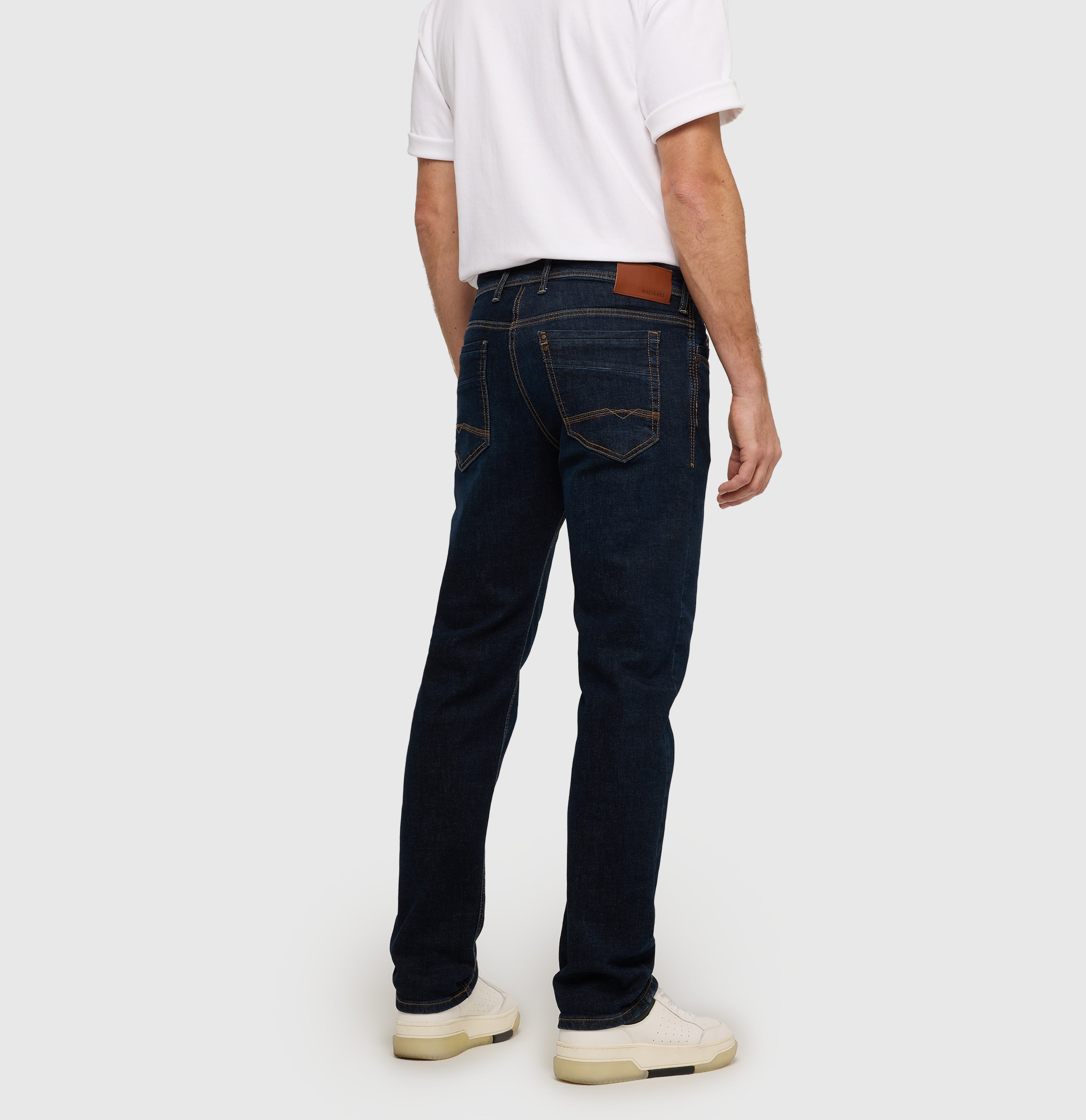 Regular fit with an authentic look. | Ben | dark vintage wash | Back view of model