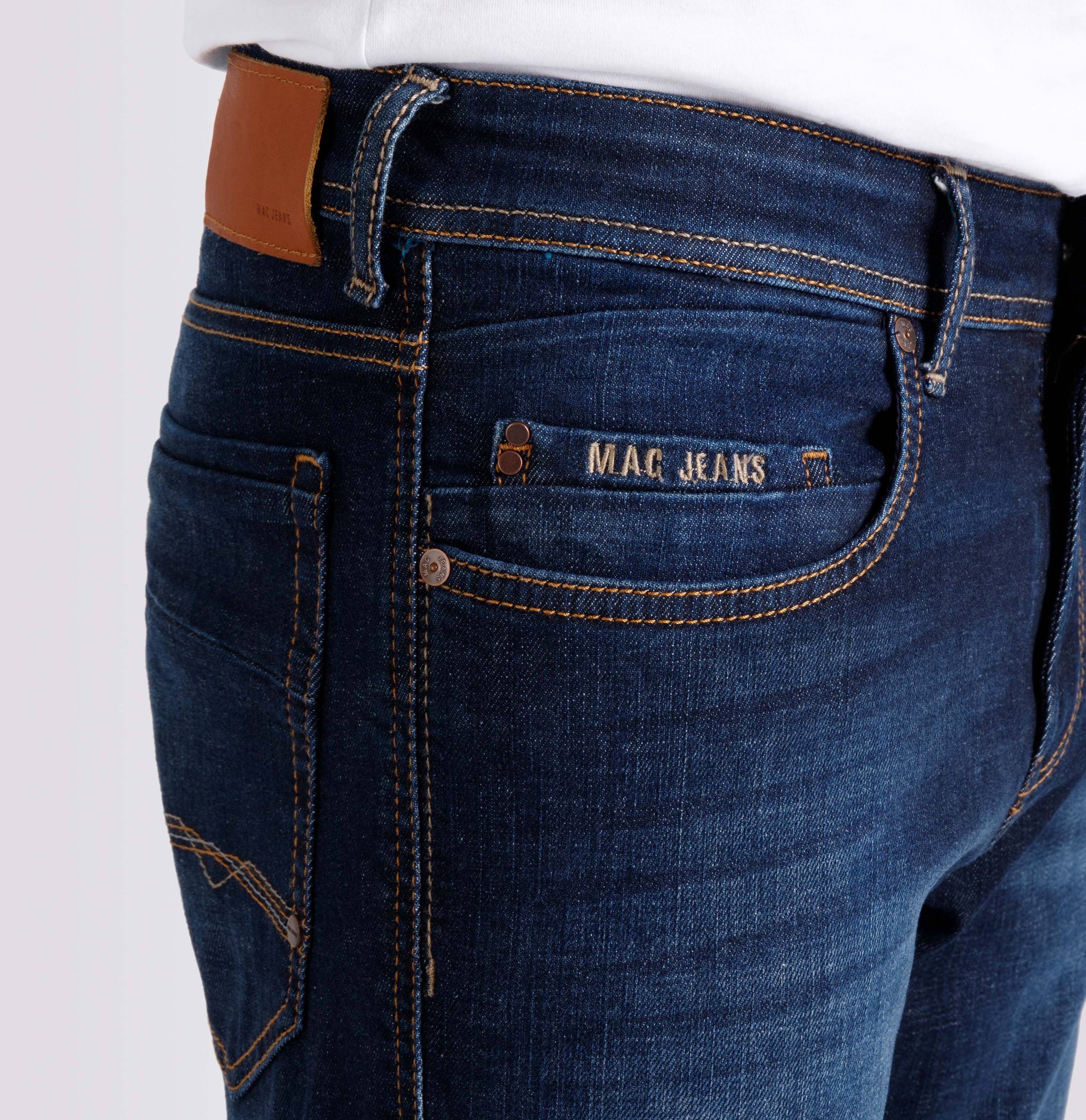 Authentic jeans in a regular fit. | S-NAME | S-FBBZ | Side view of model