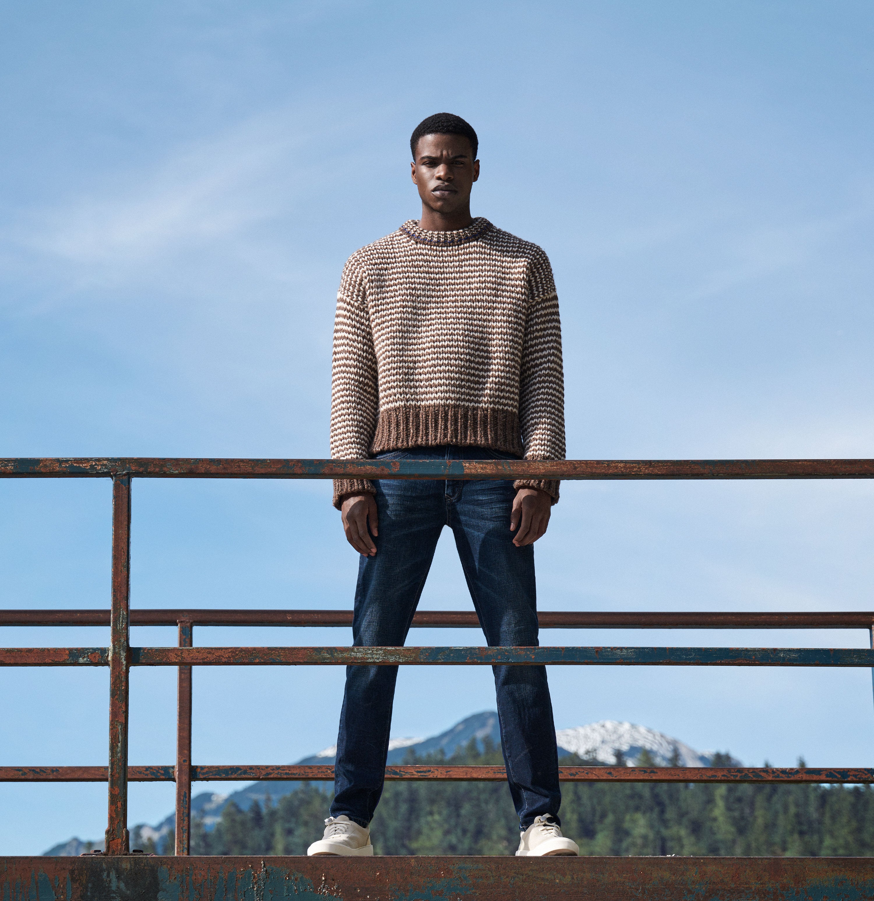 Regular fit with an authentic look. | Ben | dark vintage wash | Detailed view 2 of model