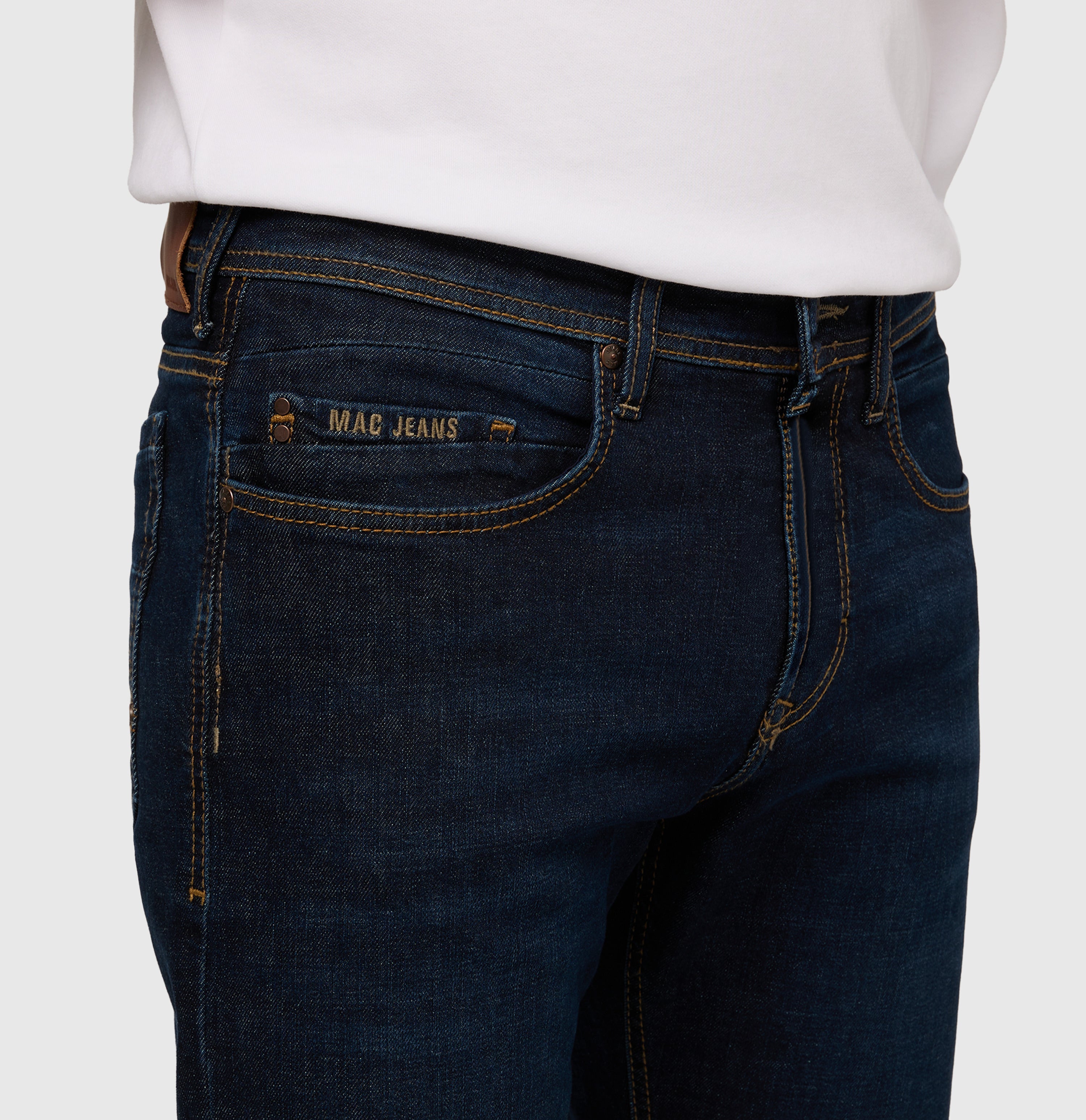 Regular fit with an authentic look. | Ben | dark vintage wash | Detailed view 4 of model