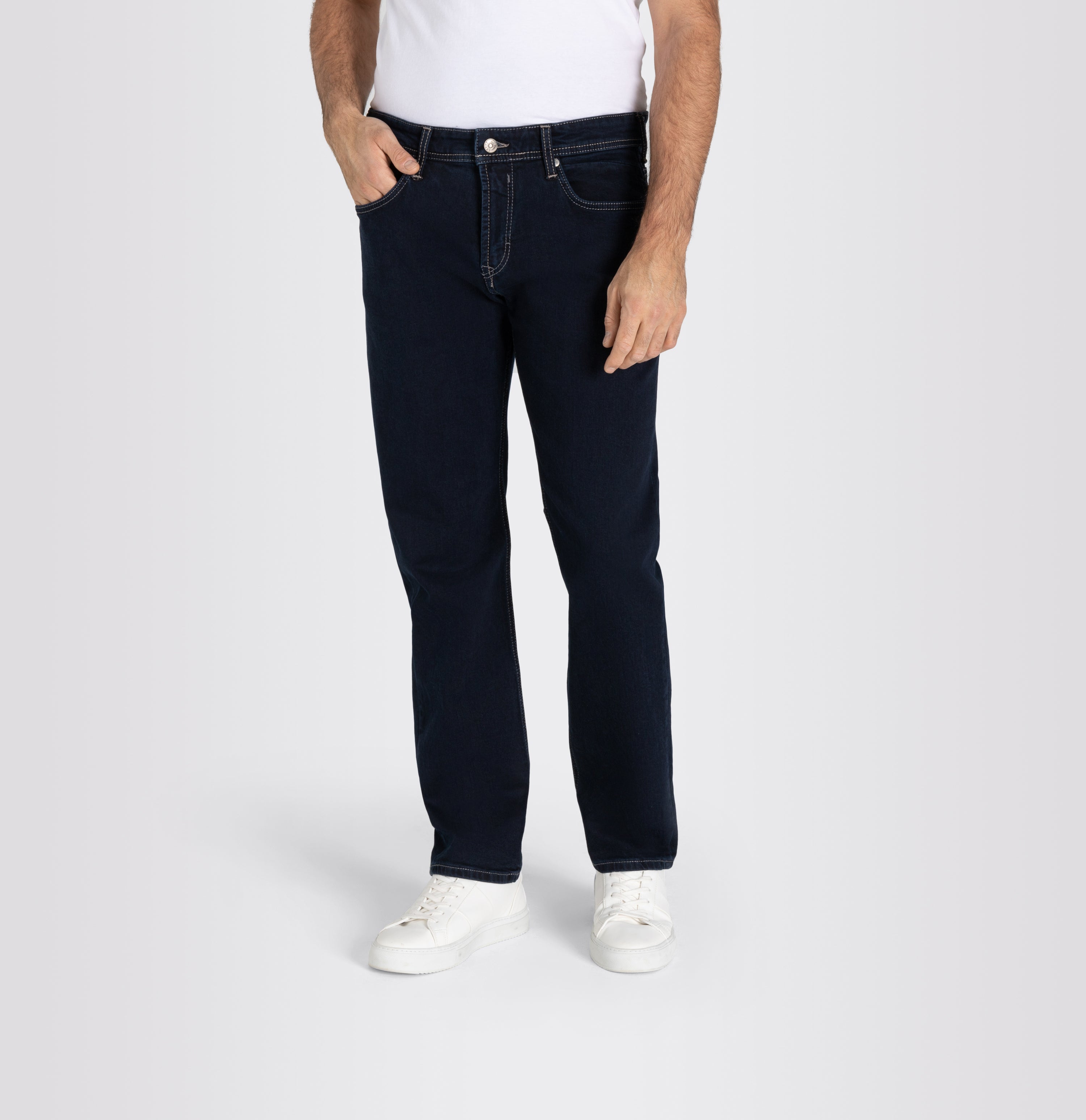 Authentic jeans in a regular fit. | S-NAME | S-FBBZ | Front view of model